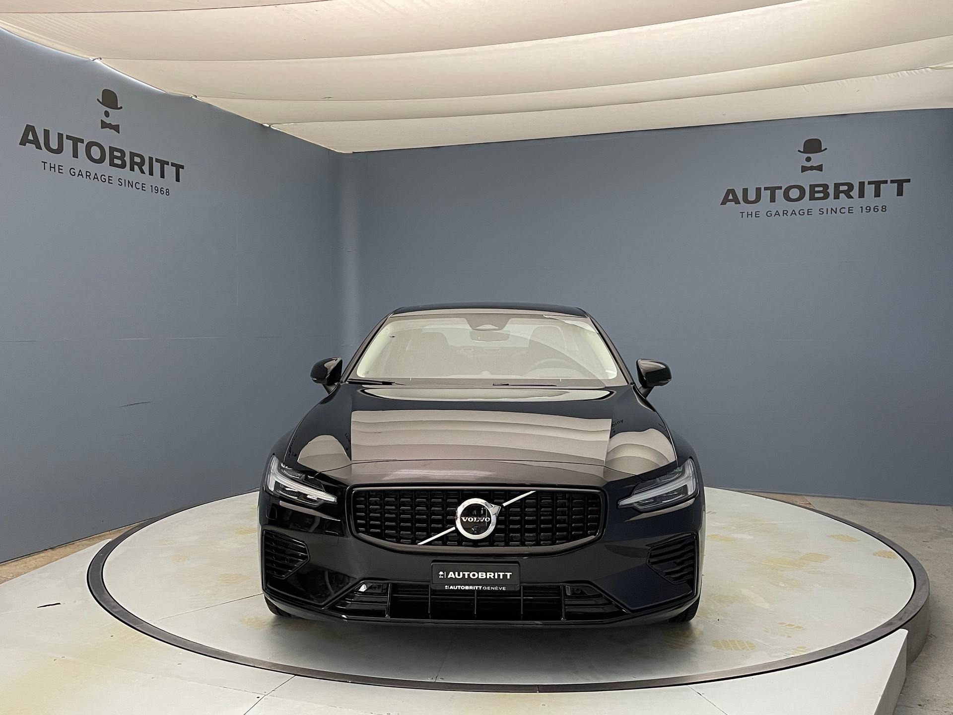 VOLVO S60 2.0 T8 TE Ultimate Dark eAWD-showroom-element-1