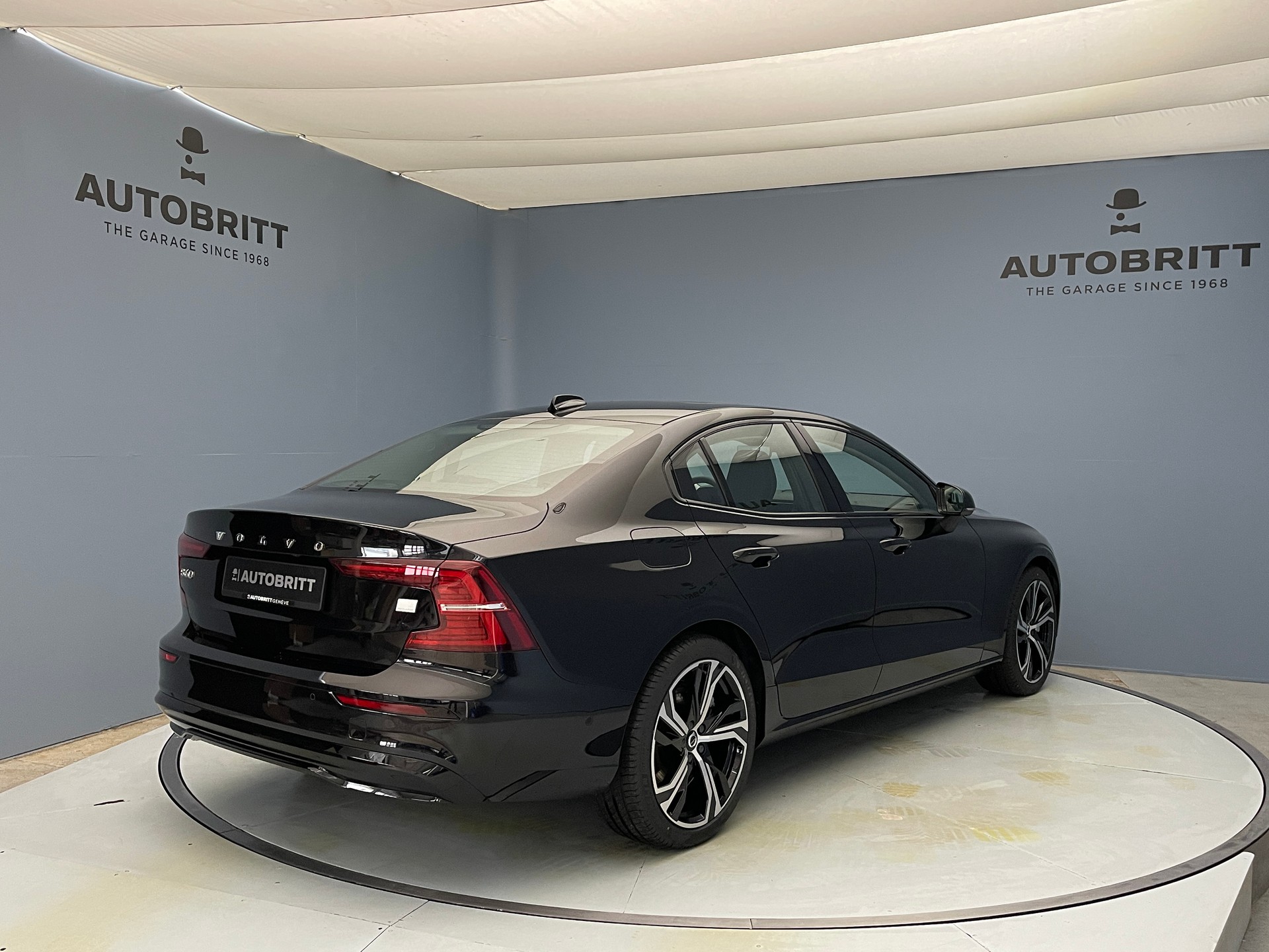 VOLVO S60 2.0 T8 TE Ultimate Dark eAWD-showroom-element-3