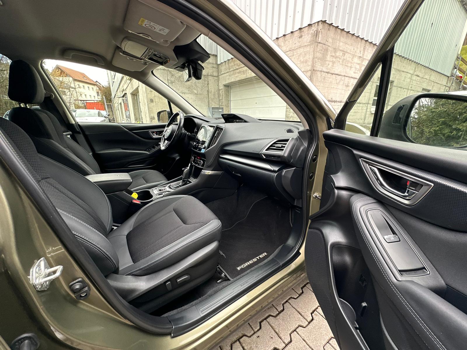 SUBARU Forester 2.0i e-Boxer Swiss Plus Lineartronic-image-18