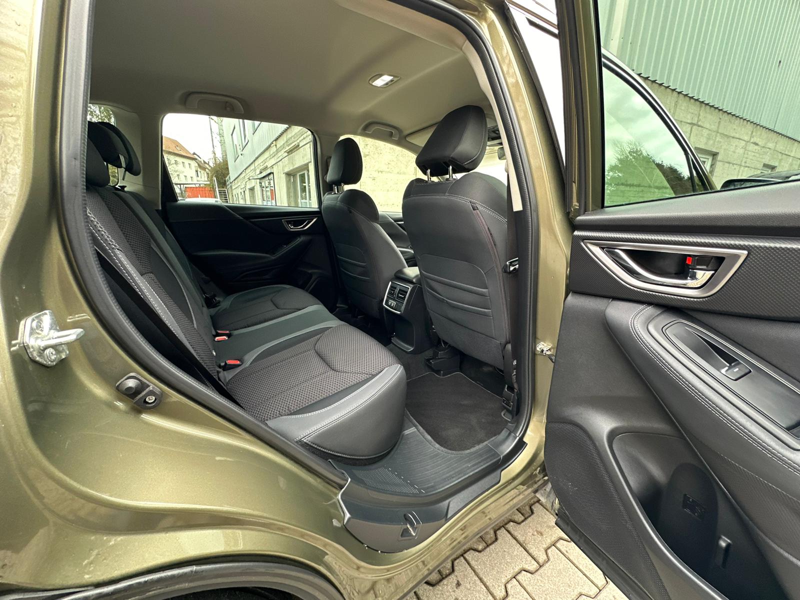 SUBARU Forester 2.0i e-Boxer Swiss Plus Lineartronic-image-17