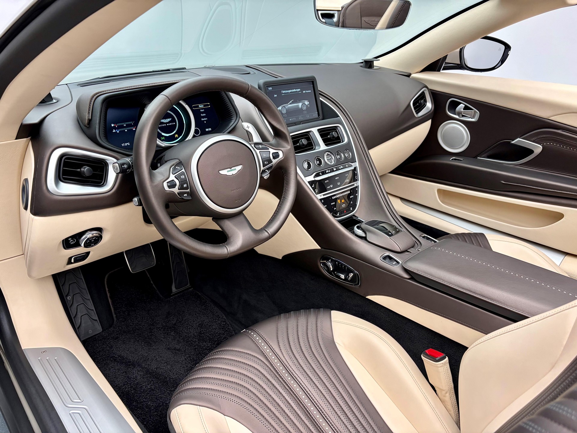 ASTON MARTIN DB11 Volante 4.0 V8 Bi-Turbo-showroom-element-3