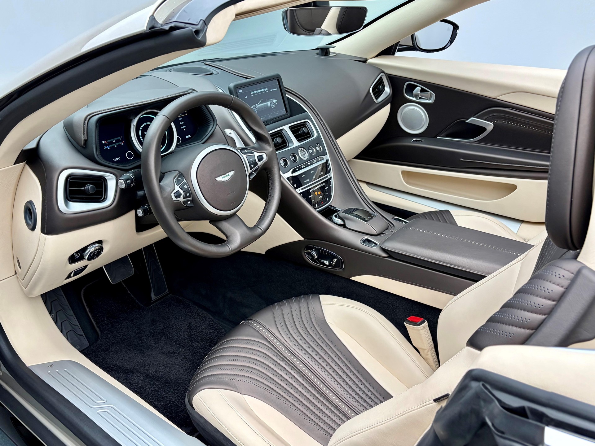 ASTON MARTIN DB11 Volante 4.0 V8 Bi-Turbo-showroom-element-2