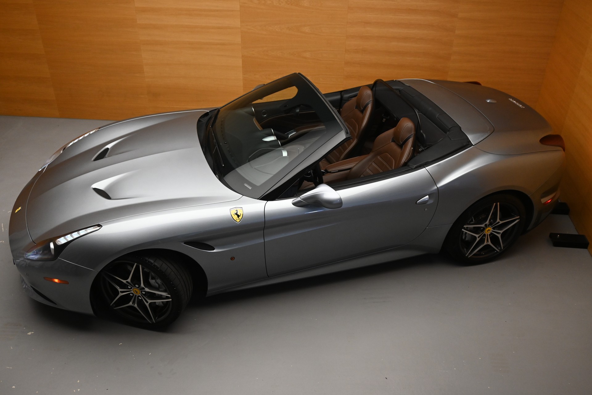 FERRARI California 3.9 V8 T-showroom-element-1