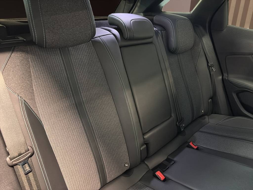 PEUGEOT 3008 1.2 PureTech Allure Pack EAT8-image-6