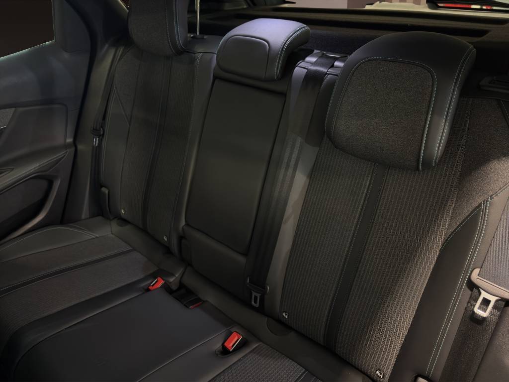 PEUGEOT 3008 1.2 PureTech Allure Pack EAT8-image-7