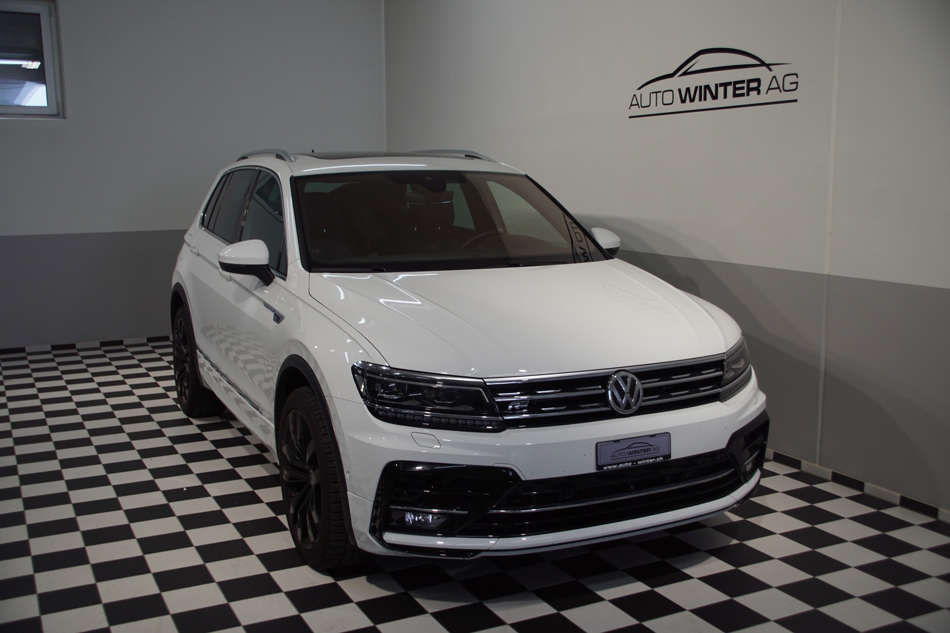 VW Tiguan 2.0TSI R-Line Highline 4Motion DSG-showroom-element-2