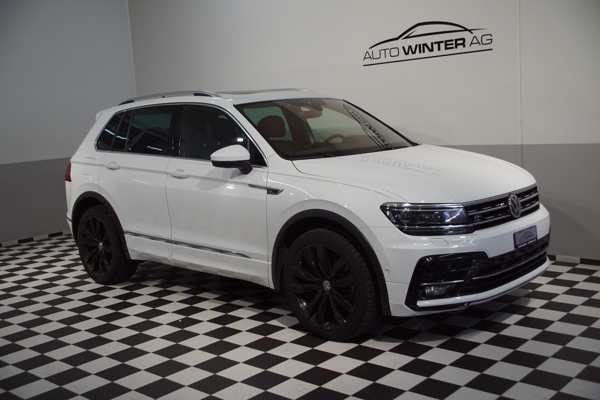 VW Tiguan 2.0TSI R-Line Highline 4Motion DSG-showroom-element-1