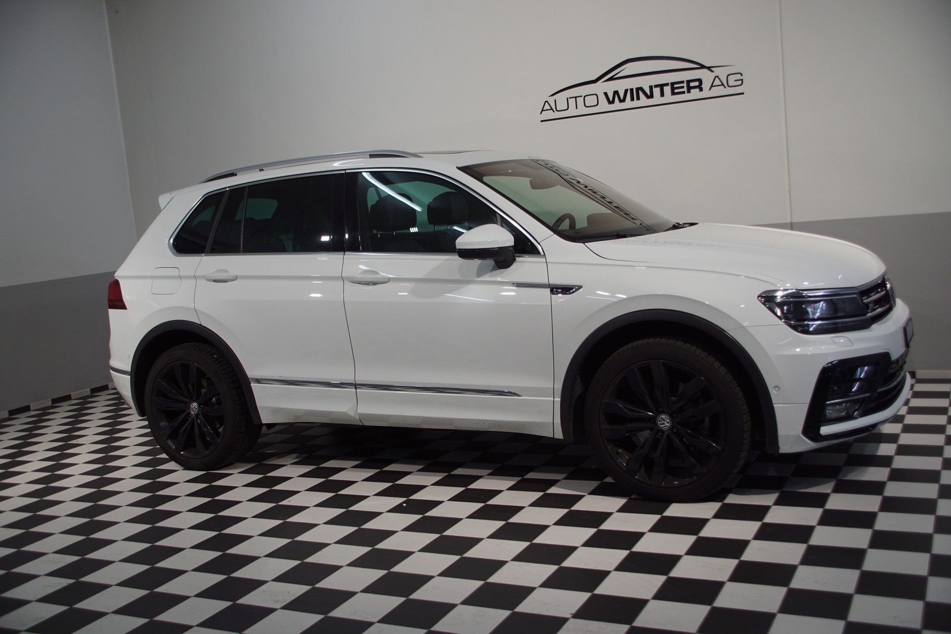 VW Tiguan 2.0TSI R-Line Highline 4Motion DSG-showroom-element-3