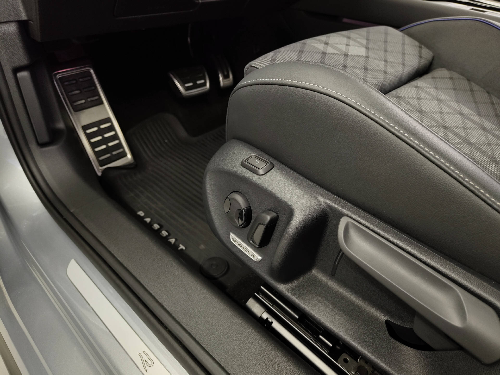 VW Passat Variant 2.0 TDI R-Line DSG 4Motion-image-9