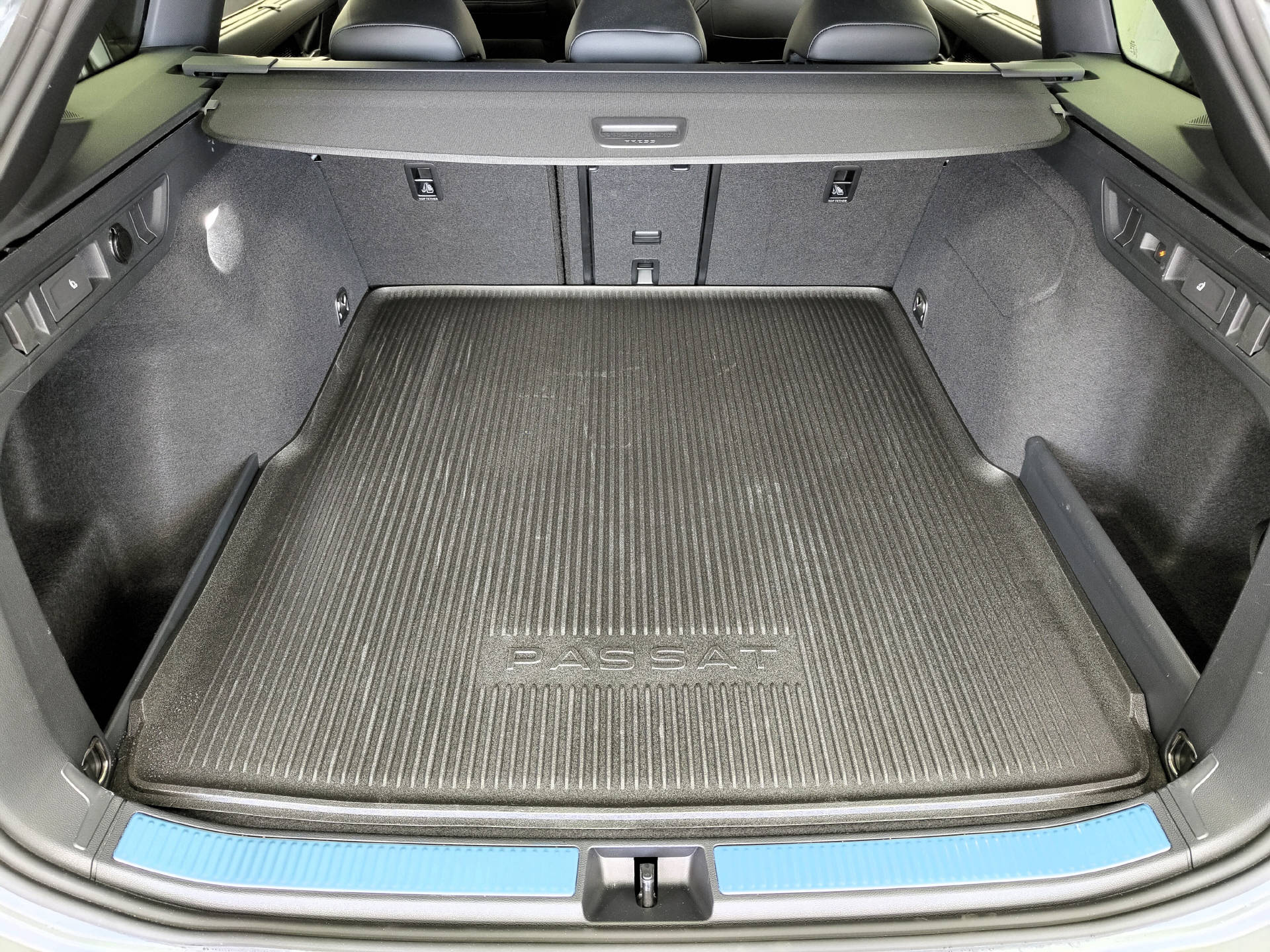VW Passat Variant 2.0 TDI R-Line DSG 4Motion-image-14