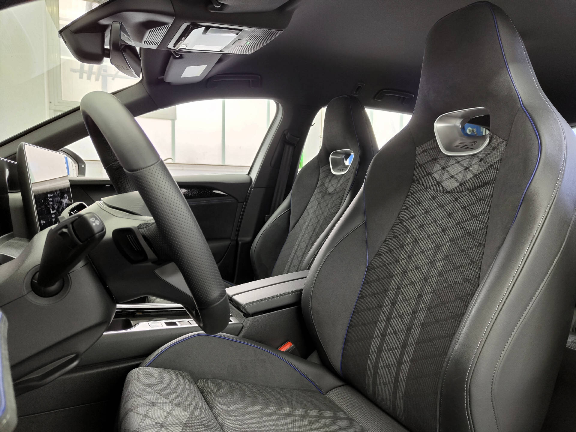 VW Passat Variant 2.0 TDI R-Line DSG 4Motion-image-5