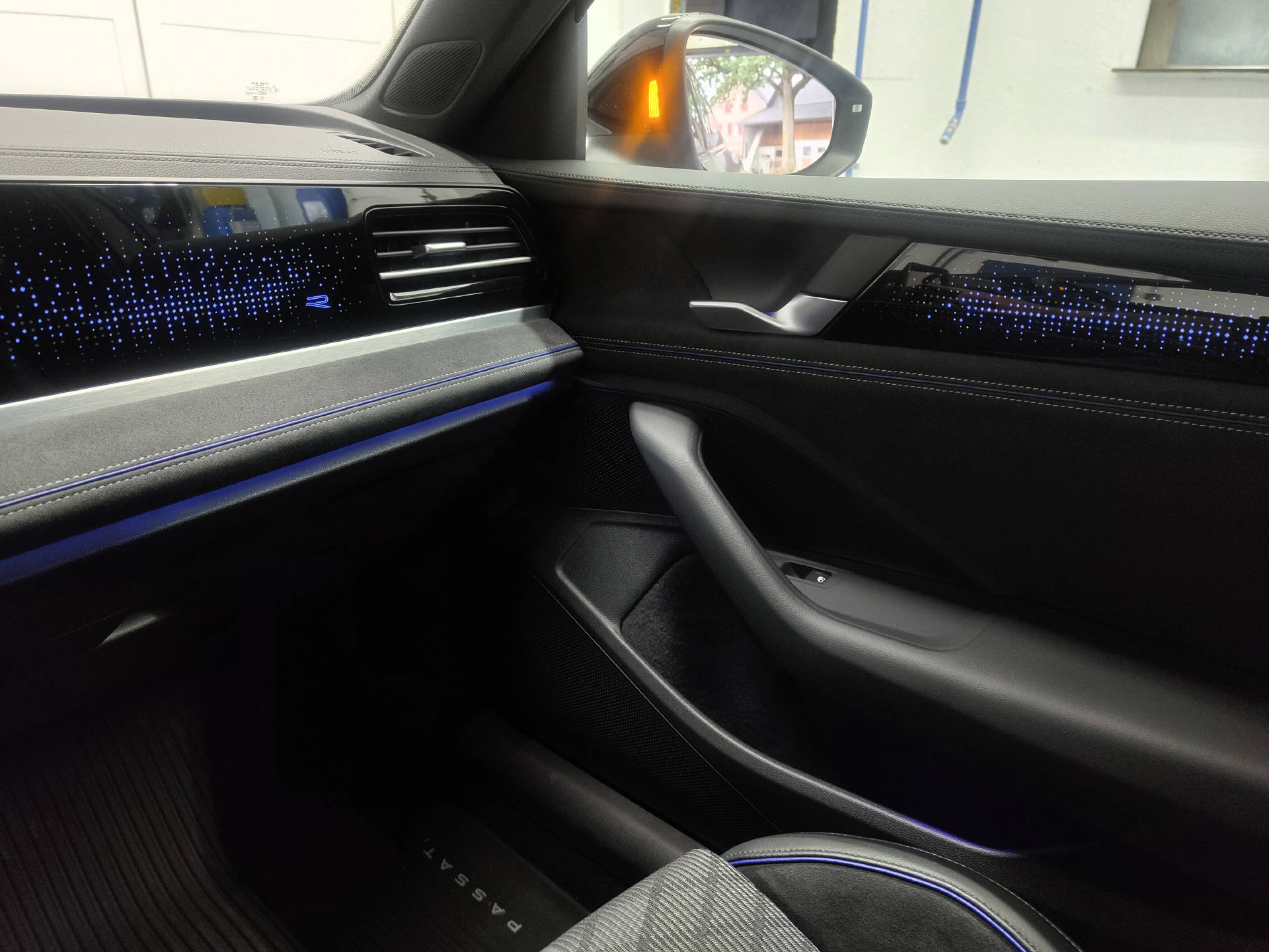 VW Passat Variant 2.0 TDI R-Line DSG 4Motion-image-11