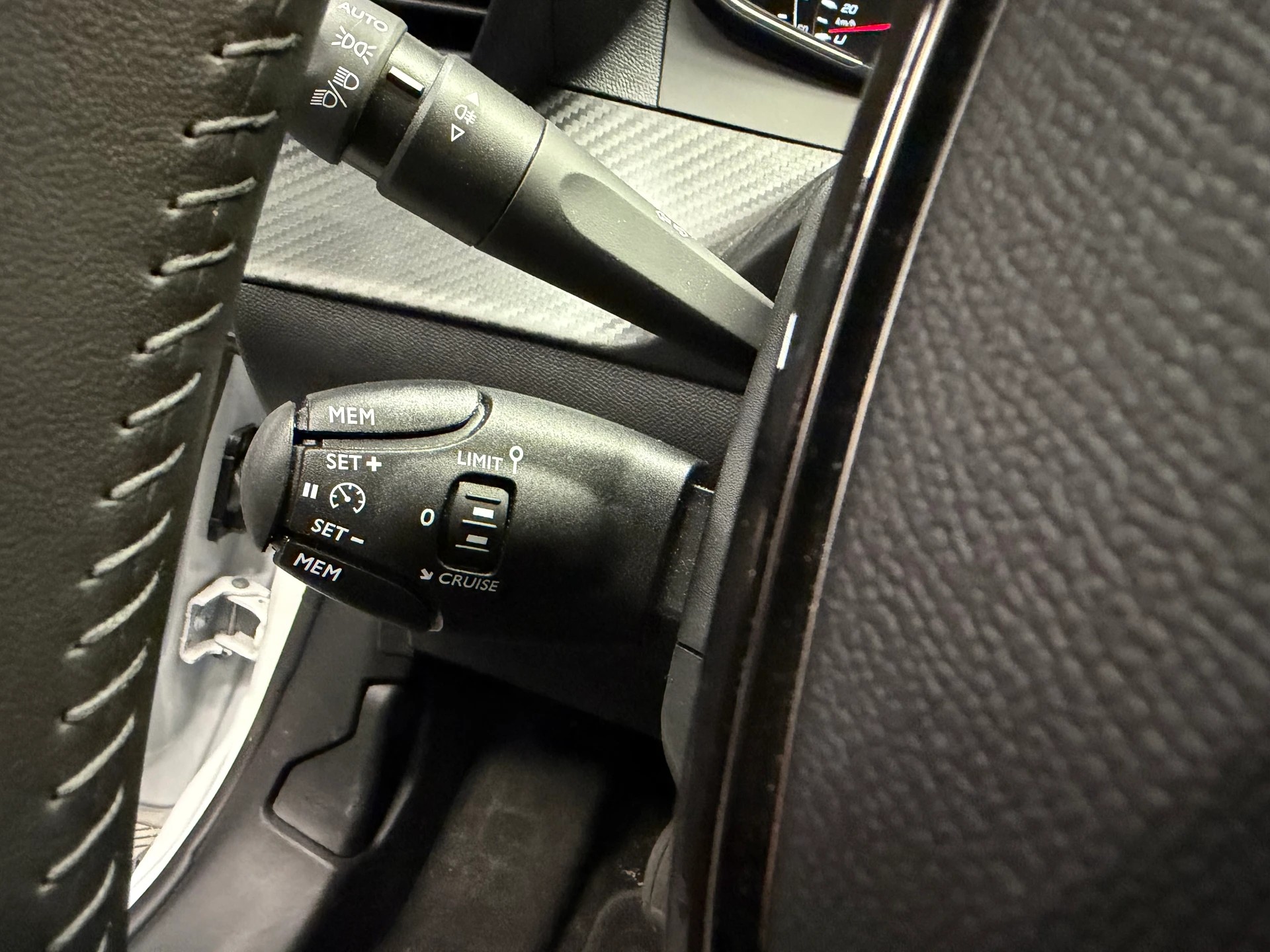 PEUGEOT 208 1.2 Active-image-13