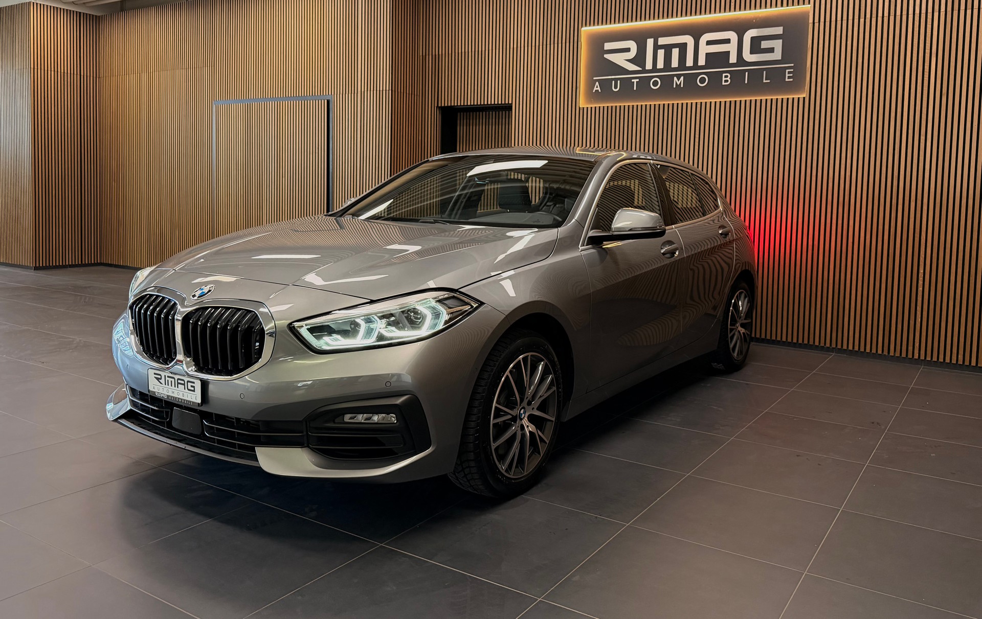 BMW 120i Steptronic | CH-Fzg. | CarVertical | Unfallfrei | Top Ausstattung-showroom-element-2