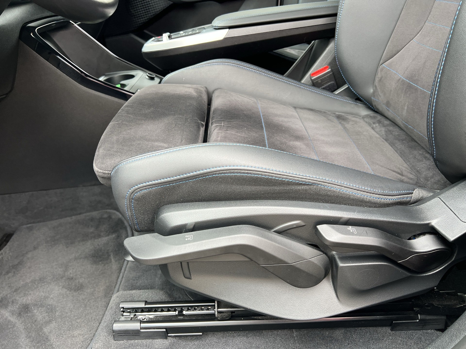 BMW 225e xDrive Active Tourer-image-18