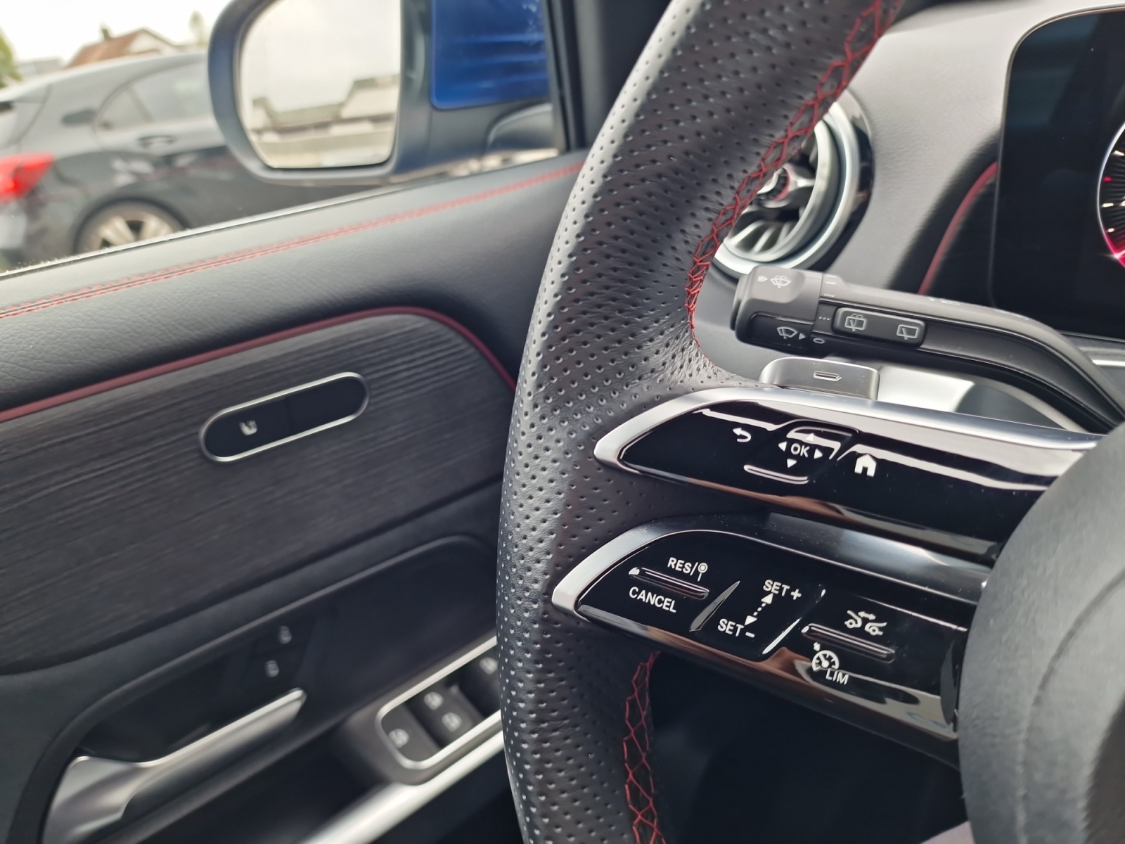 MERCEDES-BENZ GLB 220 d AMG Line 4Matic 7-Sitzer-image-15