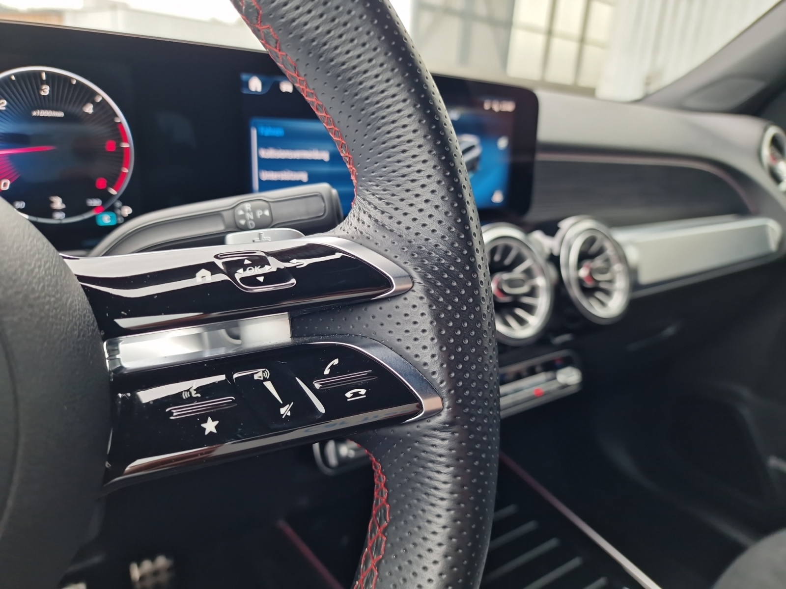 MERCEDES-BENZ GLB 220 d AMG Line 4Matic 7-Sitzer-image-16
