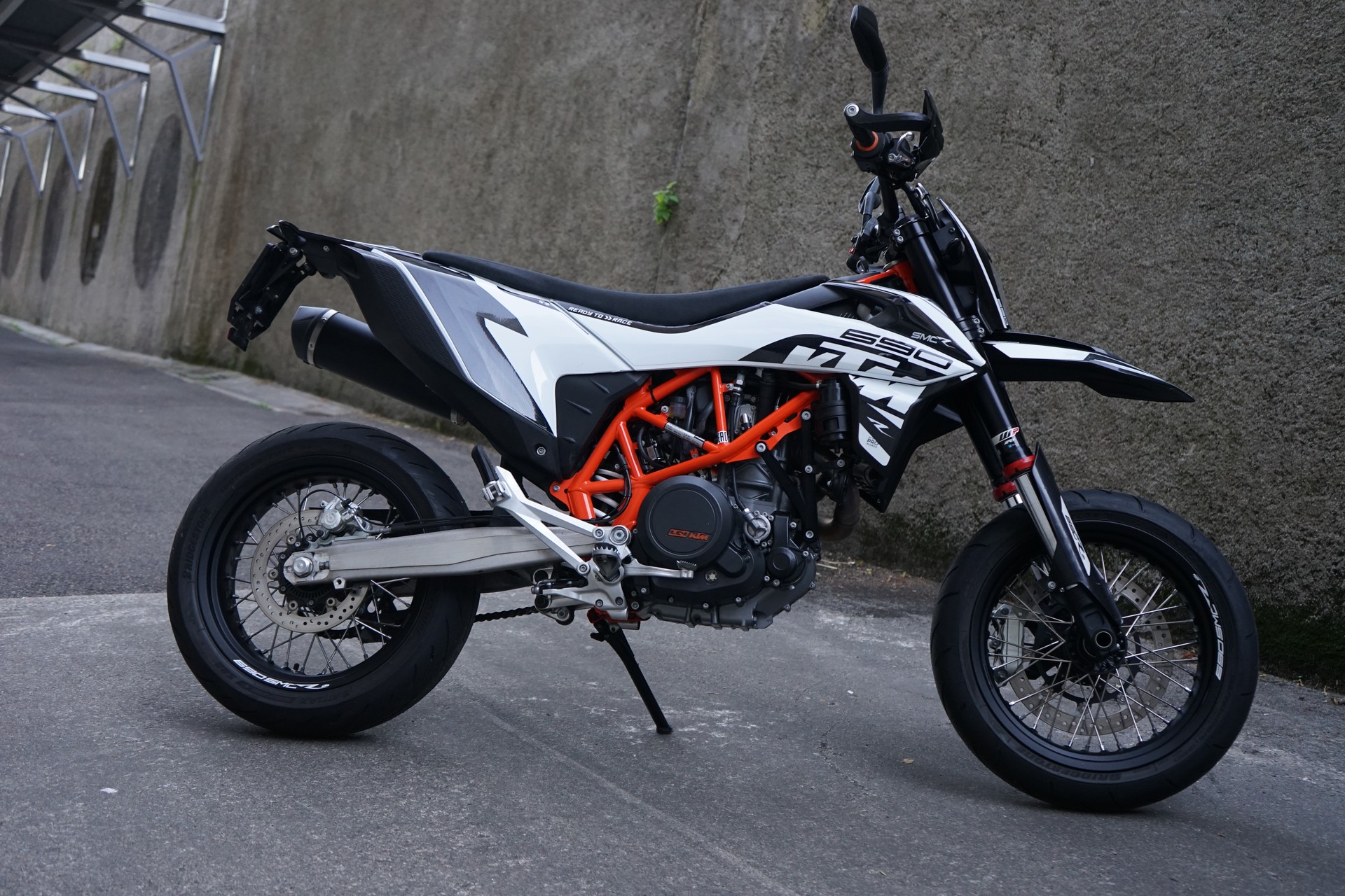 KTM 690 SMC R ABS-image-1