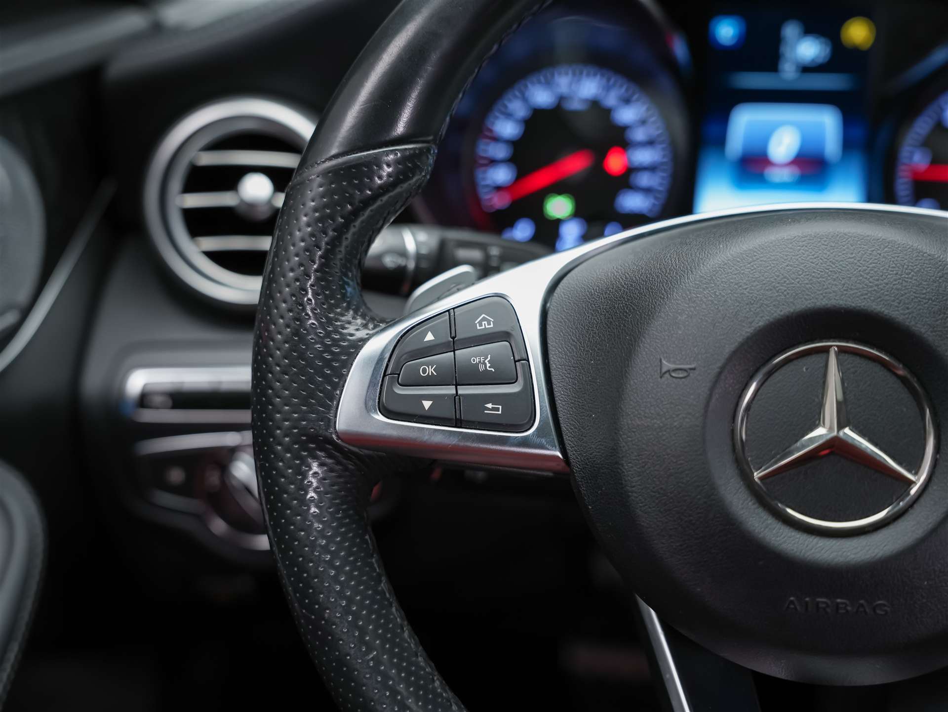 MERCEDES-BENZ C 220 d AMG Line 7G-Tronic *CH Auto*Burmester Soundsystem*-image-27