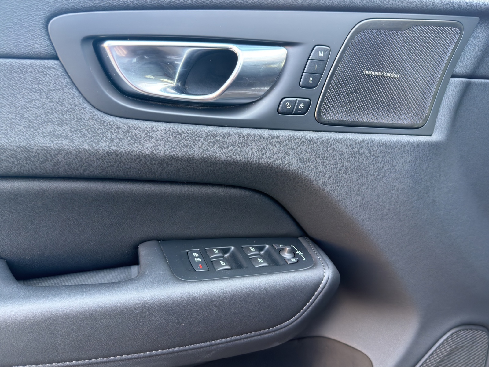 VOLVO XC60 2.0 T6 TE Ultra Dark eAWD-image-9