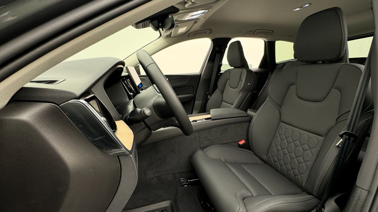 VOLVO XC60 T6 eAWD PluginHybrid Plus Bright Geartronic-image-4