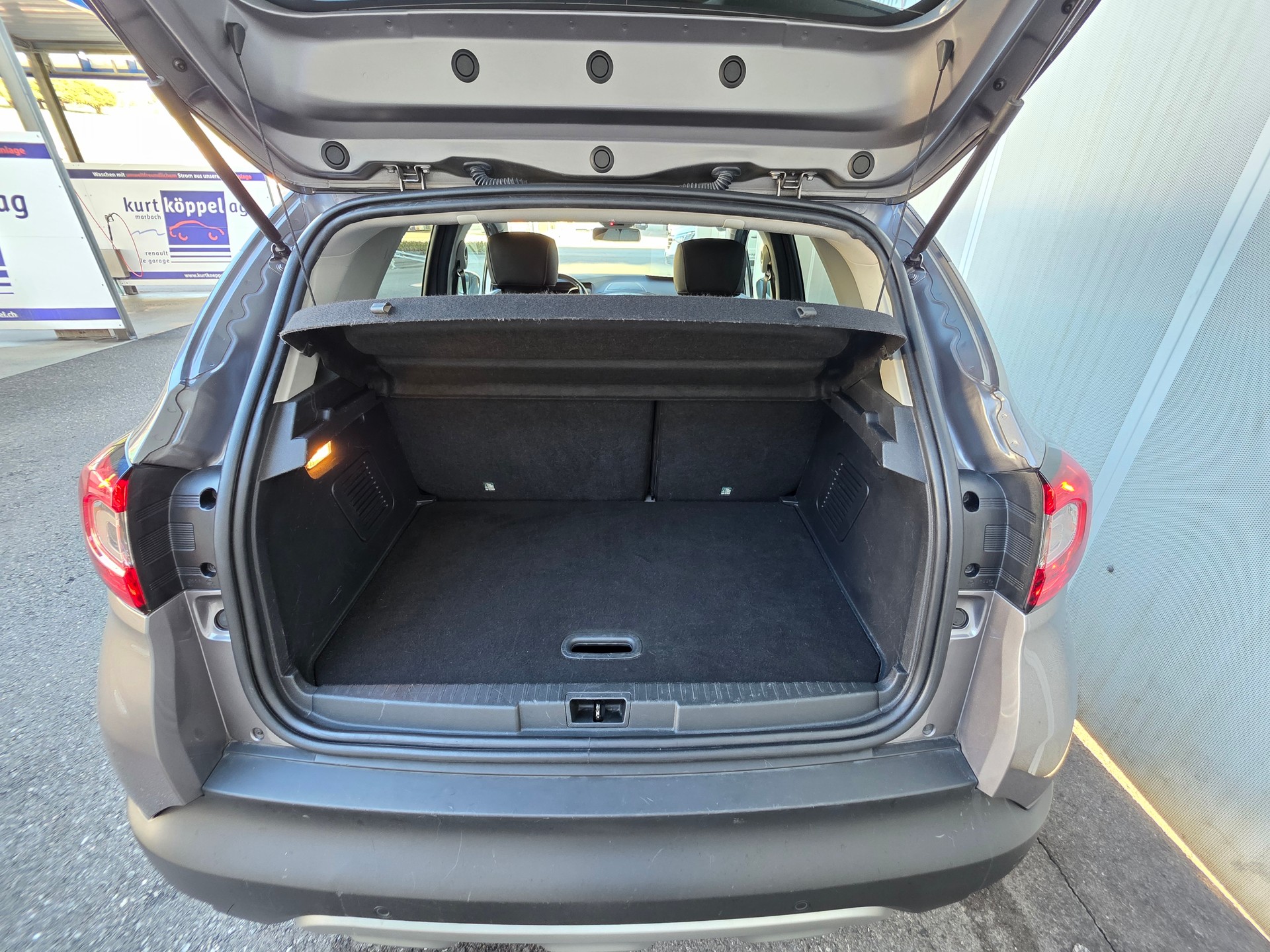 RENAULT Captur 1.5 dCi 90th Anniversary-showroom-element-3