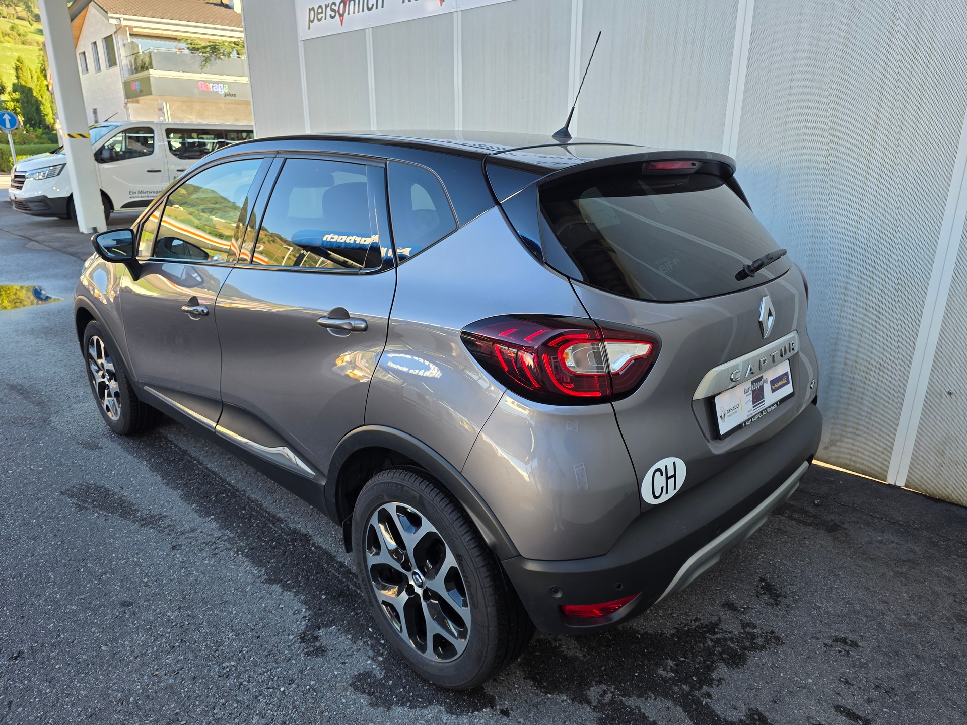 RENAULT Captur 1.5 dCi 90th Anniversary-showroom-element-2