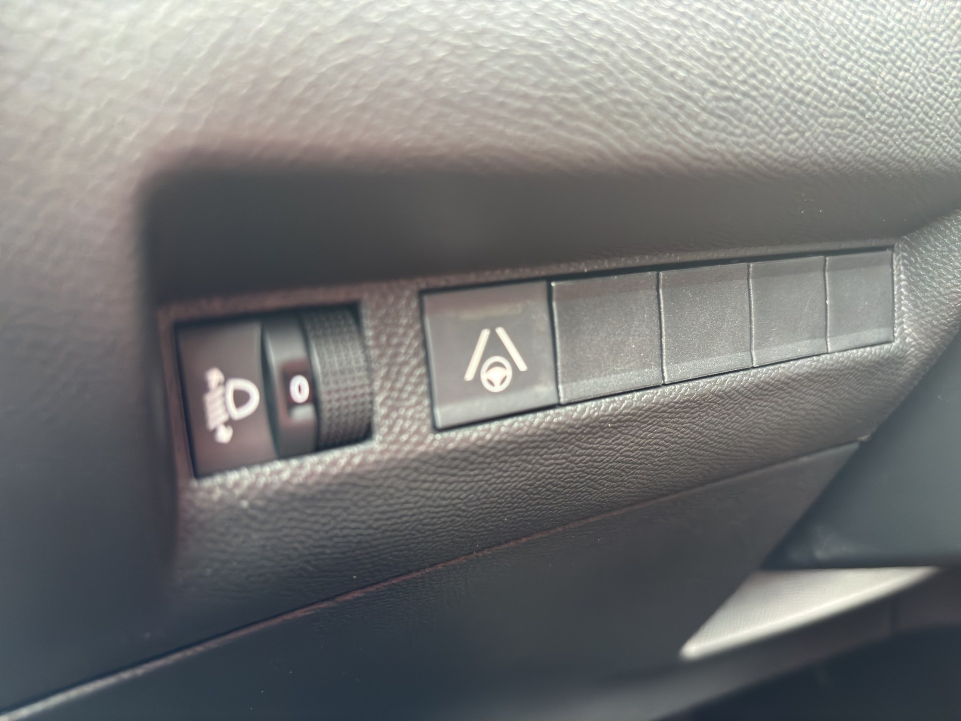 PEUGEOT 208 1.2 MHEV 110 Allure-image-12