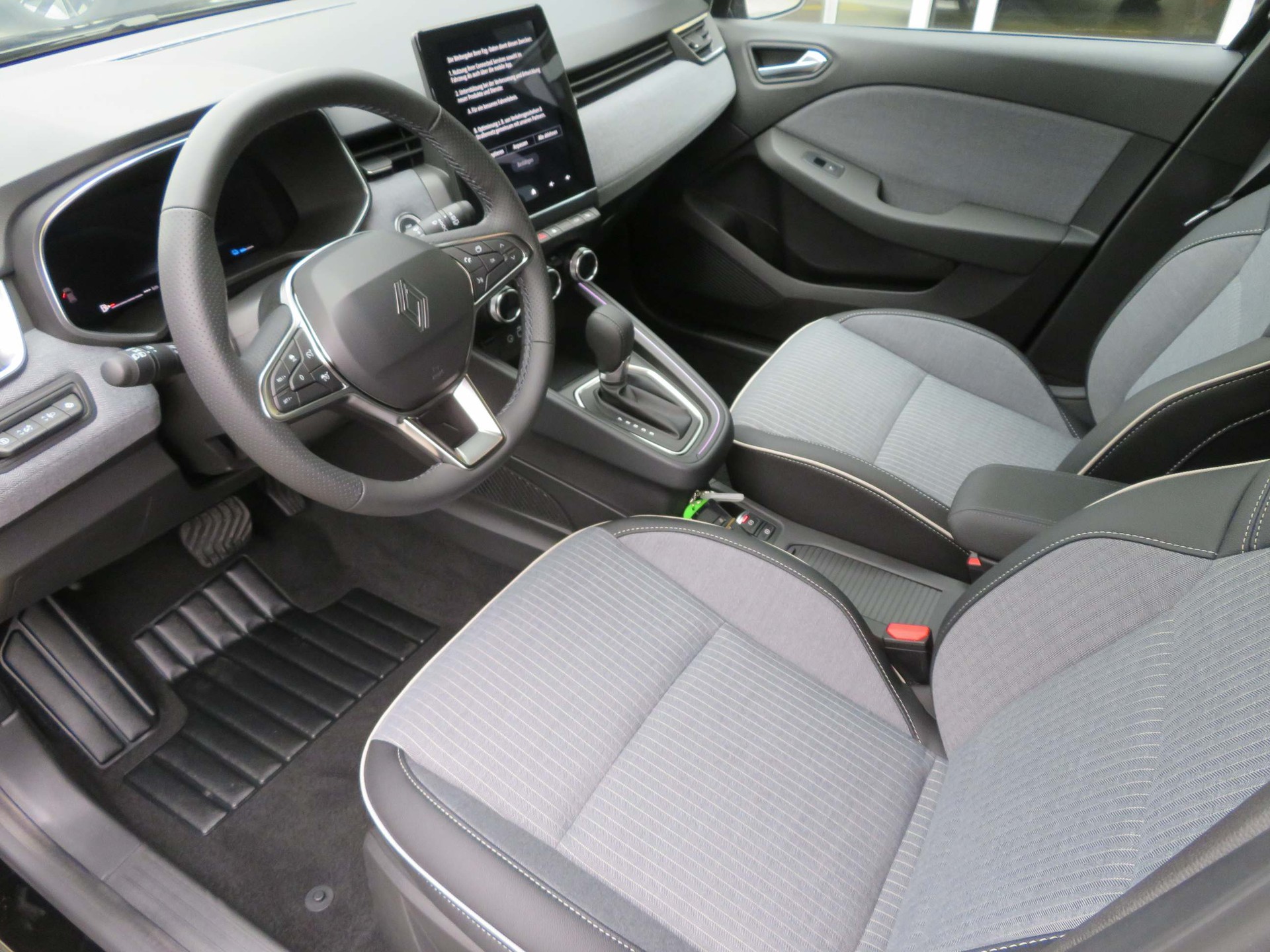 RENAULT Clio 1.6 E-Tech techno-image-5