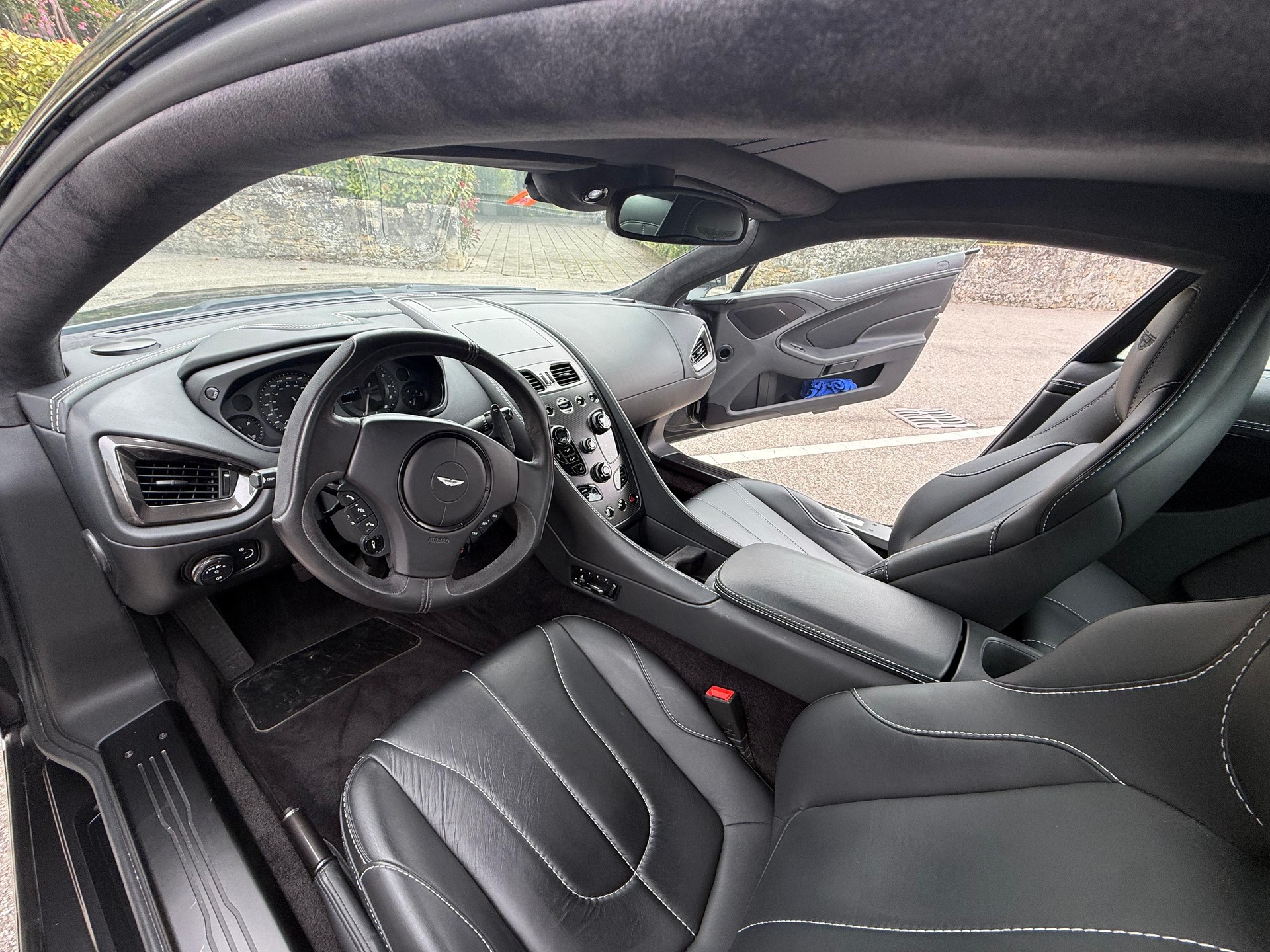ASTON MARTIN Vanquish V12 5.9-48 Touchtronic 2-image-7