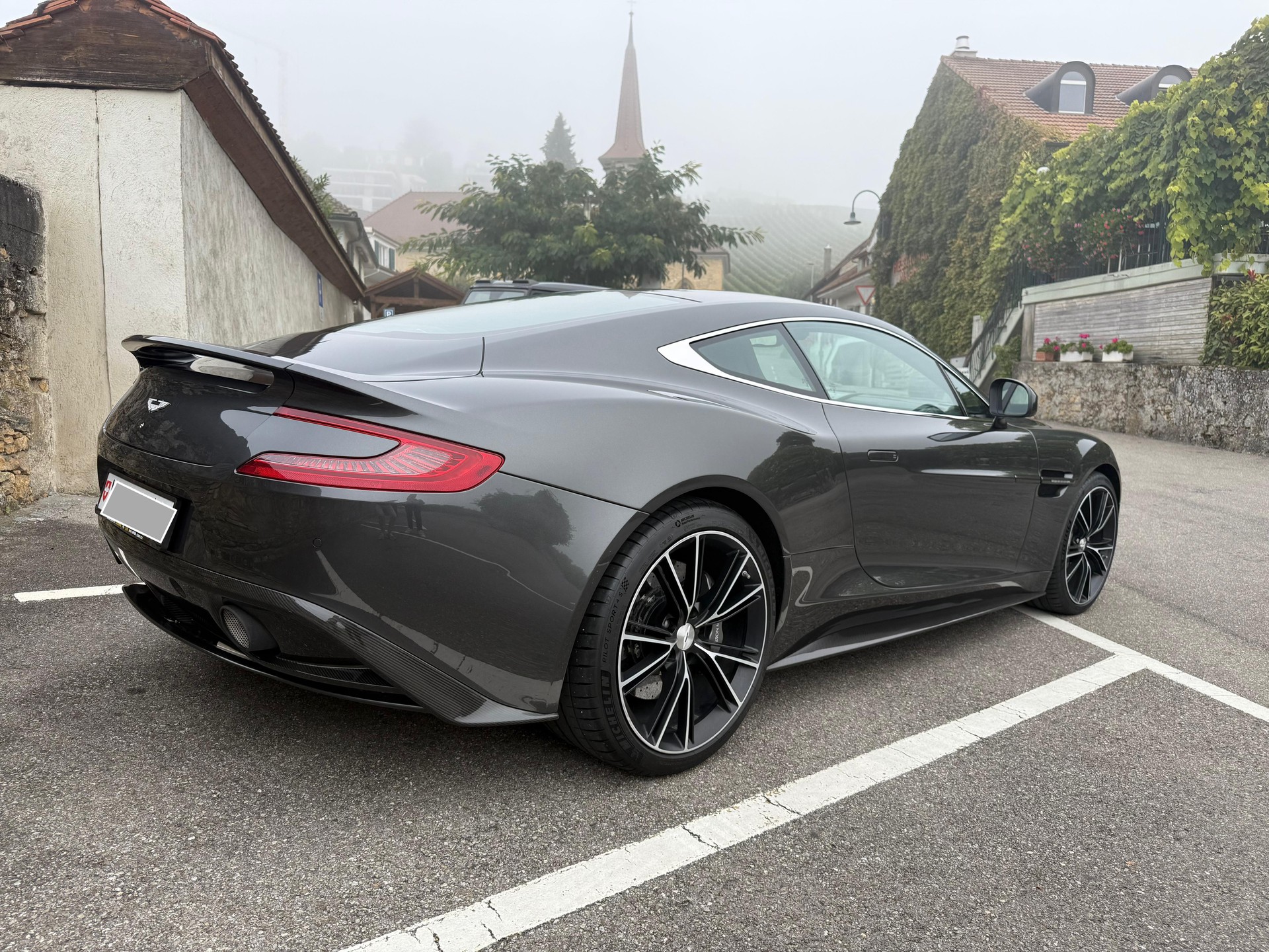 ASTON MARTIN Vanquish V12 5.9-48 Touchtronic 2-image-4
