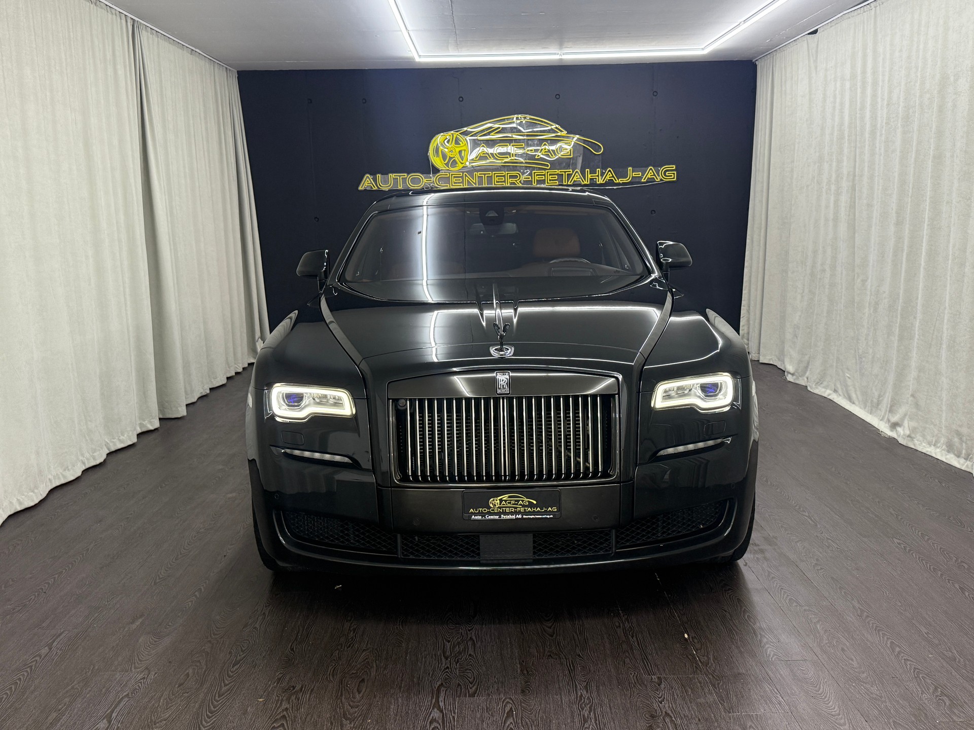 ROLLS-ROYCE Ghost 6.6 V12 Black Badge-showroom-element-1