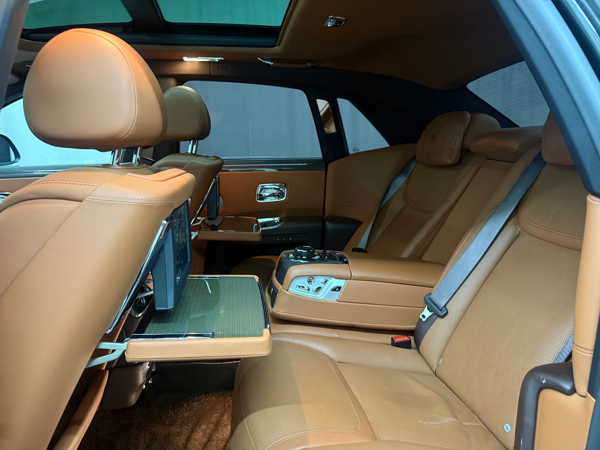 ROLLS-ROYCE Ghost 6.6 V12 Black Badge-image-13