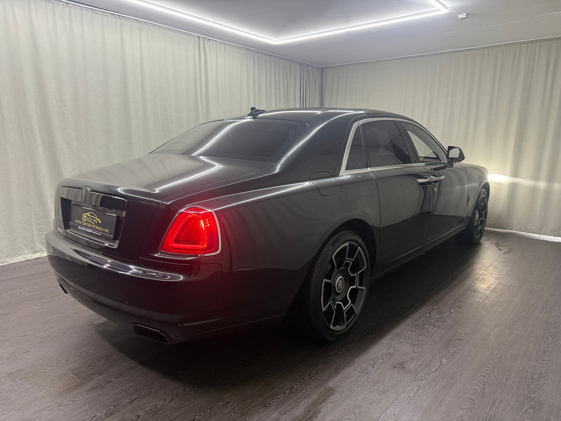 ROLLS-ROYCE Ghost 6.6 V12 Black Badge-showroom-element-3