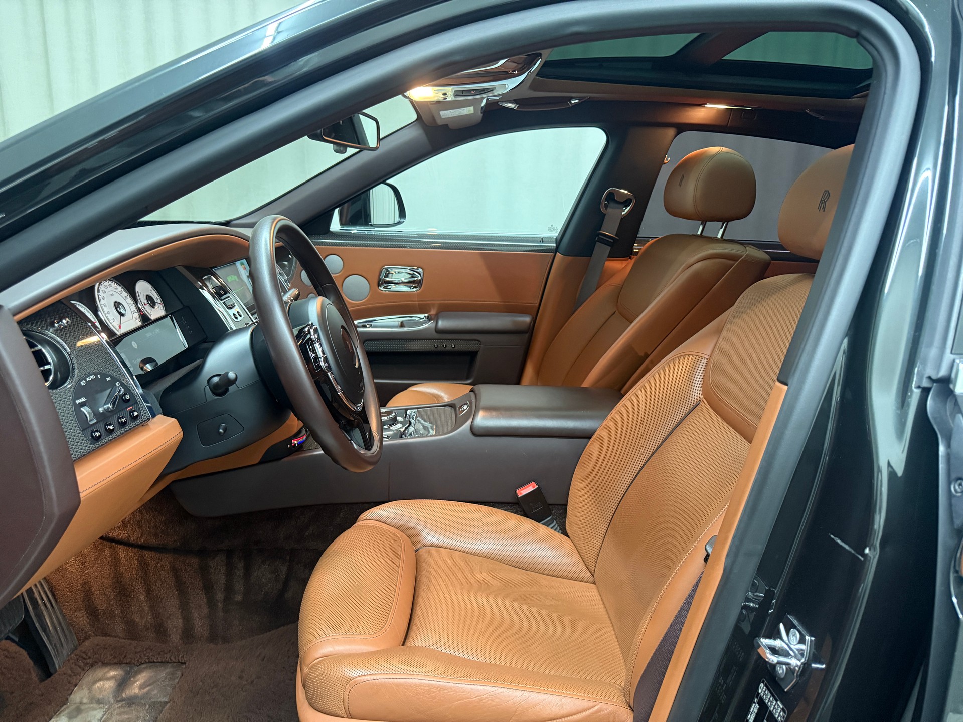 ROLLS-ROYCE Ghost 6.6 V12 Black Badge-image-6