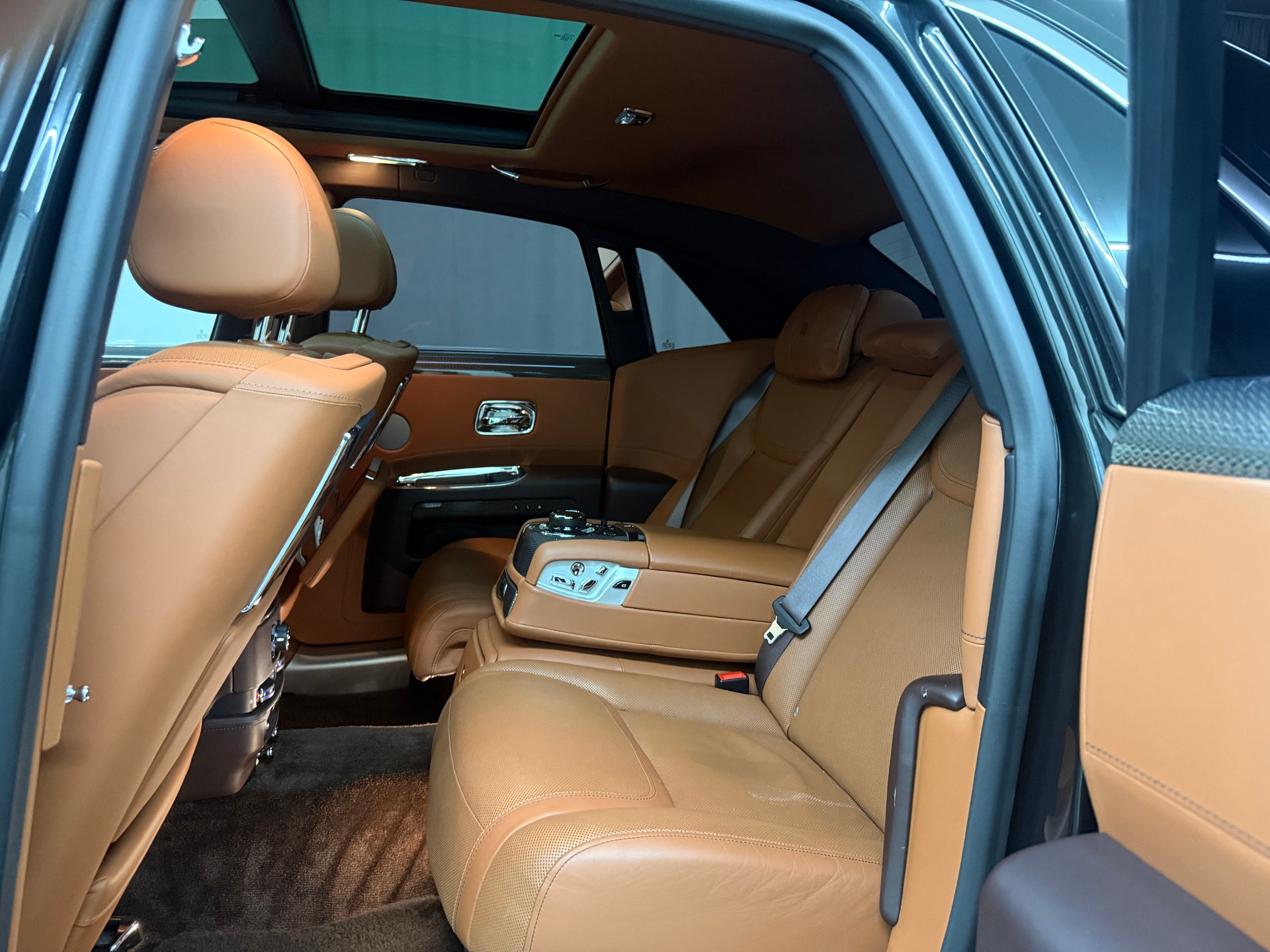ROLLS-ROYCE Ghost 6.6 V12 Black Badge-image-7