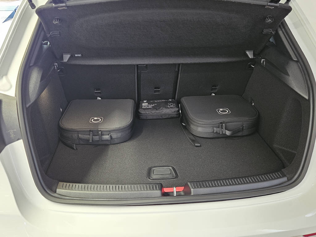 MERCEDES-BENZ A 250 e AMG Line EQ Star-showroom-element-3