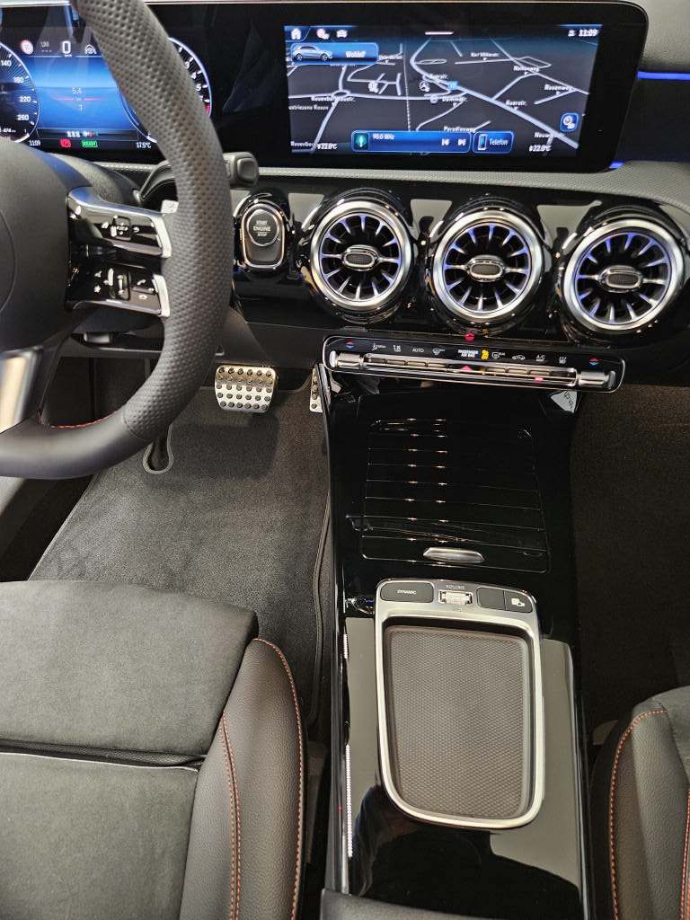MERCEDES-BENZ A 250 e AMG Line EQ Star-image-9