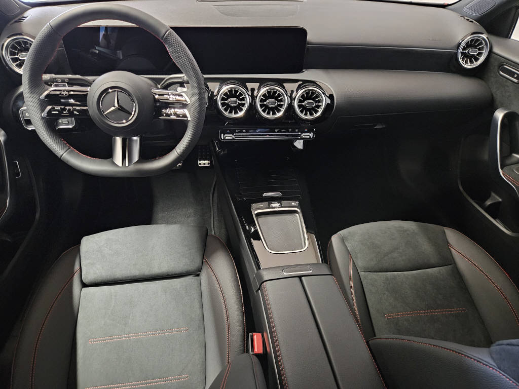 MERCEDES-BENZ A 250 e AMG Line EQ Star-image-6
