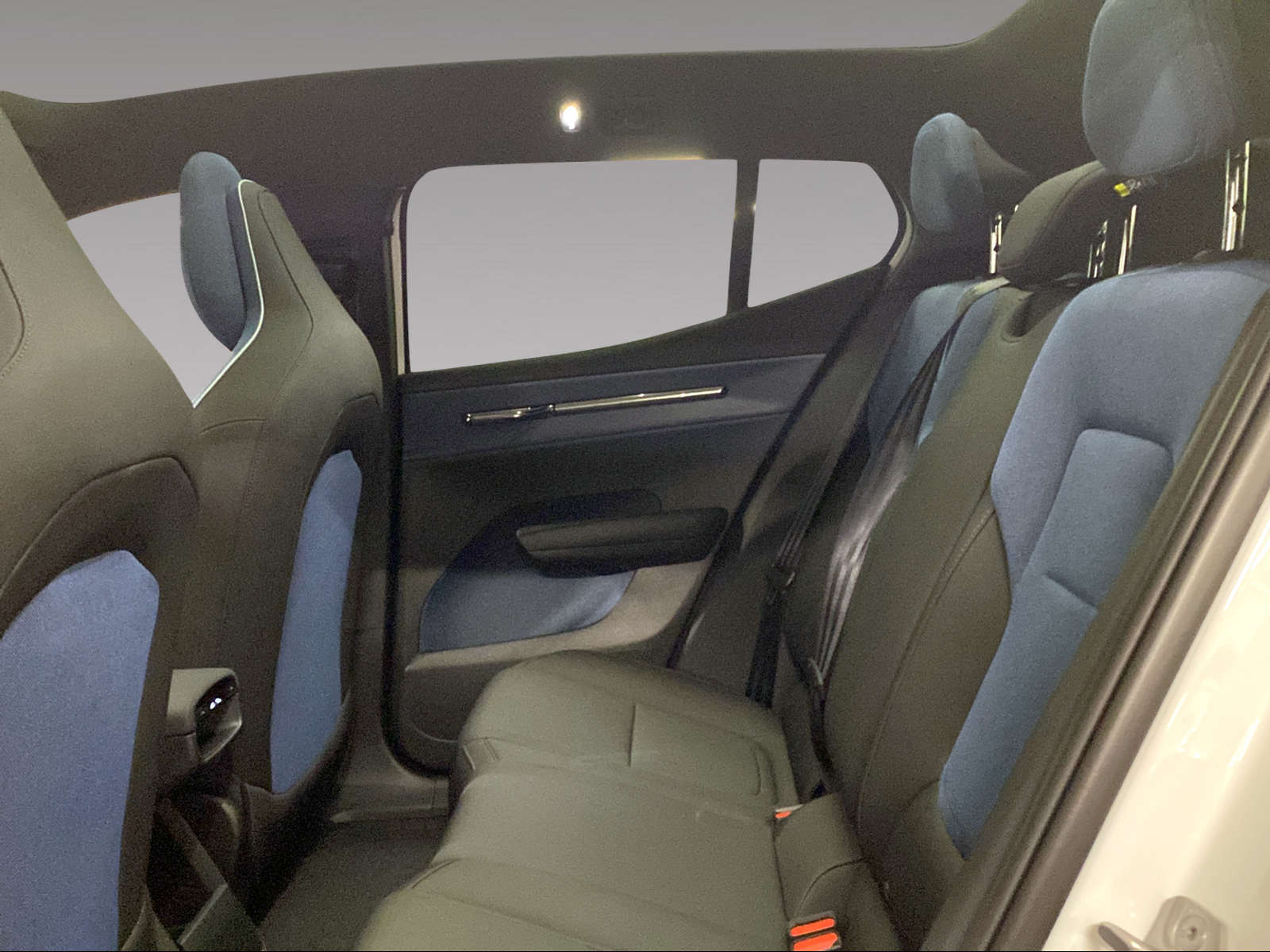 VOLVO EX30 E60 69kWh Twin Ultra Performance-image-13