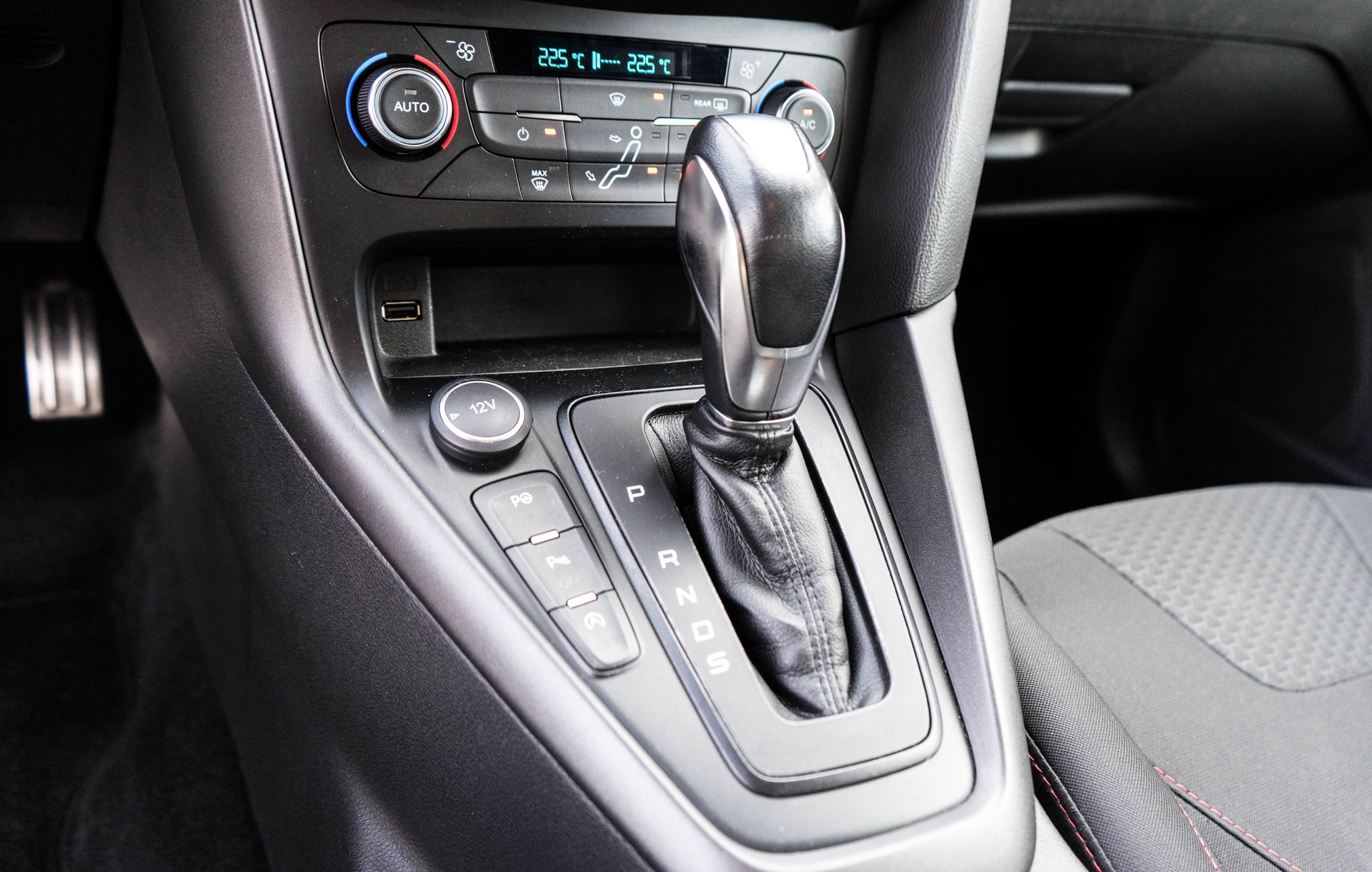 FORD Focus 1.5 SCTi ST Line Automatic-image-17