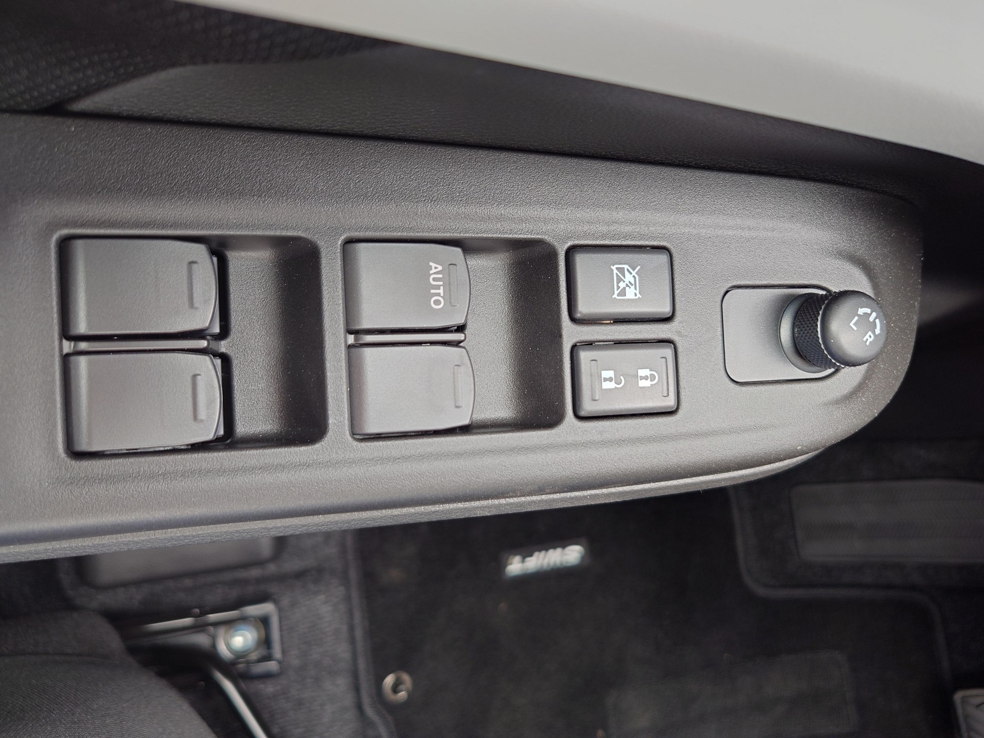 SUZUKI Swift 1.2 1st Edition Hybrid 4x4-image-11