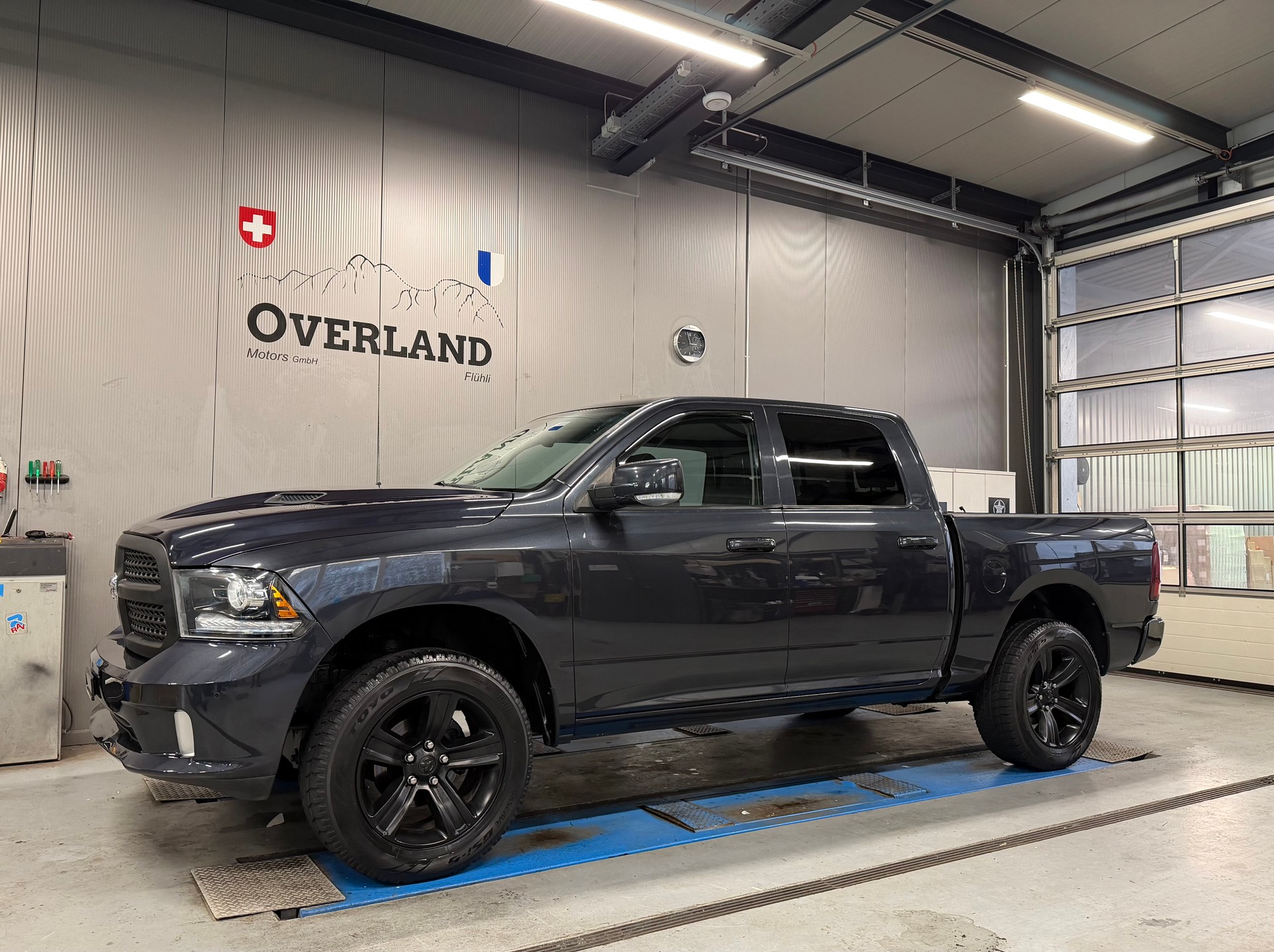 DODGE 1500 HEMI V8-showroom-element-1