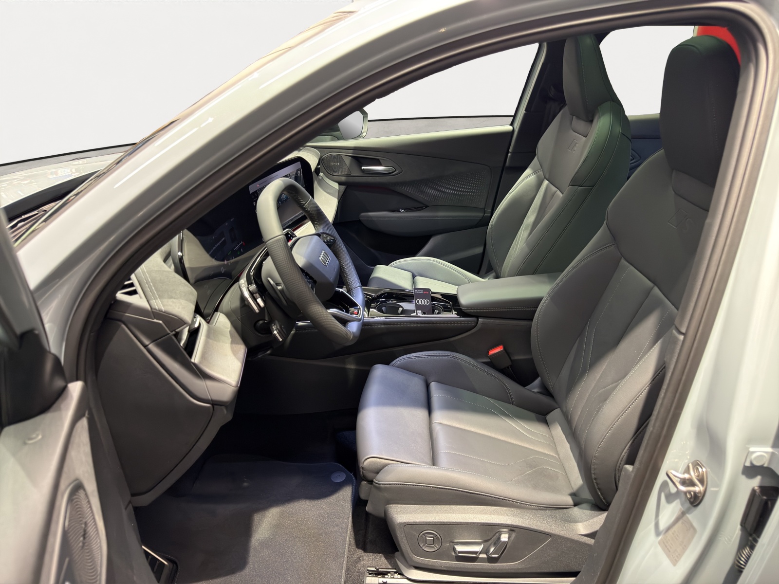 AUDI Q3 SUV TFSI quattro 195 kW S tronic-image-4