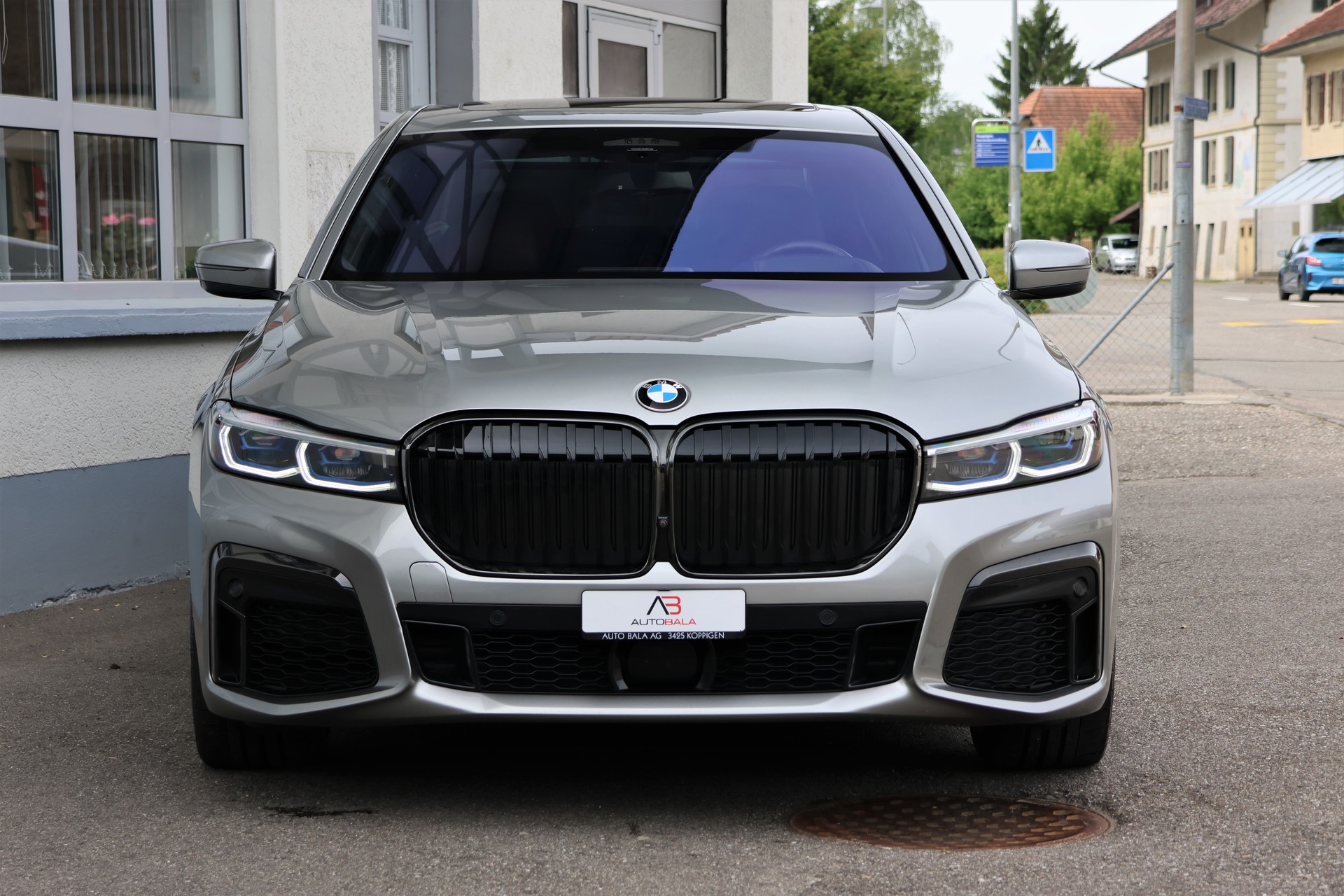 BMW 750i xDrive Steptronic M-Sport (CH)-showroom-element-1