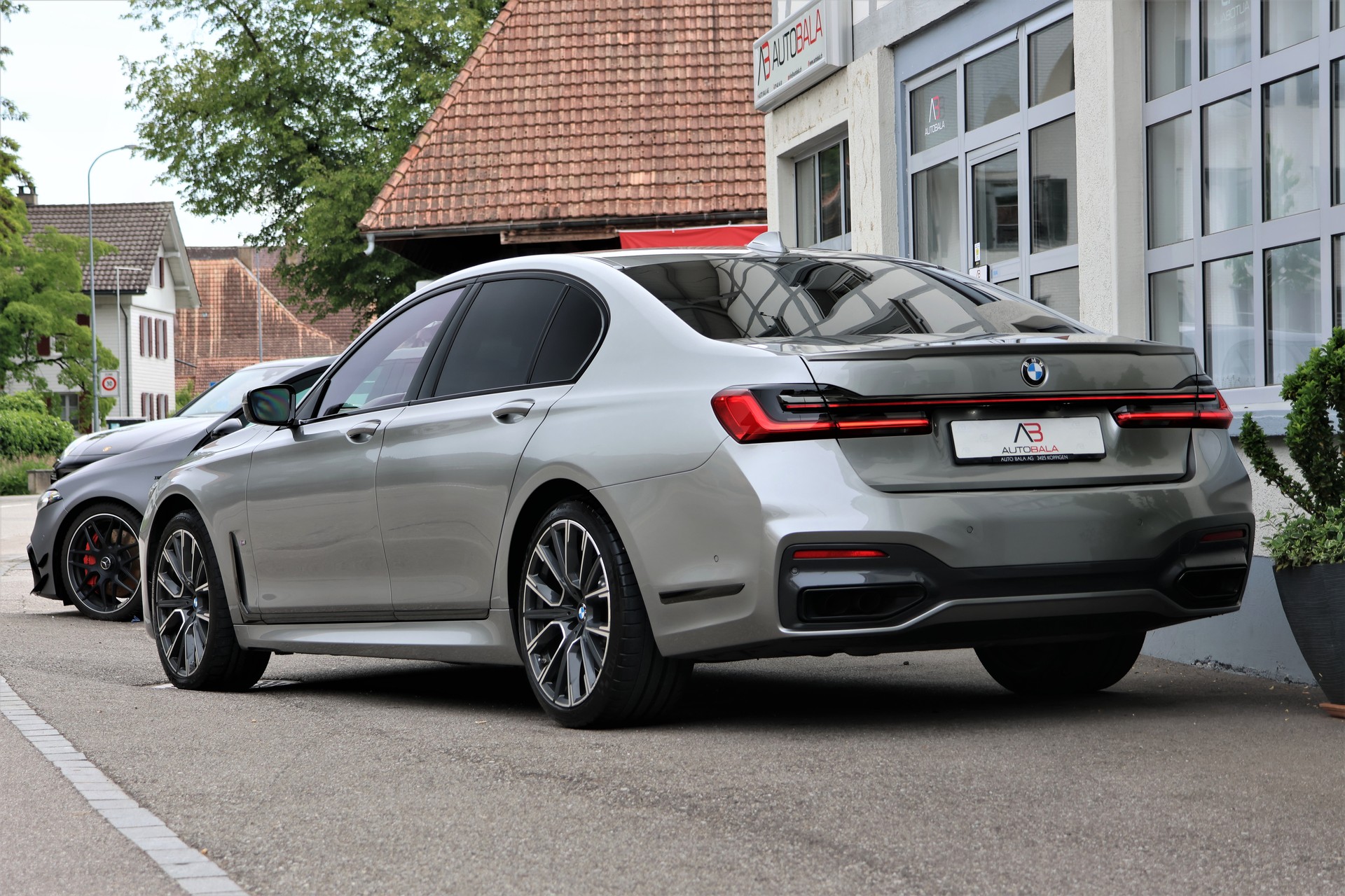 BMW 750i xDrive Steptronic M-Sport (CH)-showroom-element-2