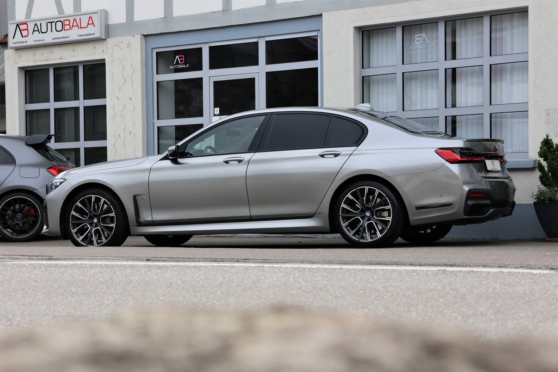 BMW 750i xDrive Steptronic M-Sport (CH)-showroom-element-3