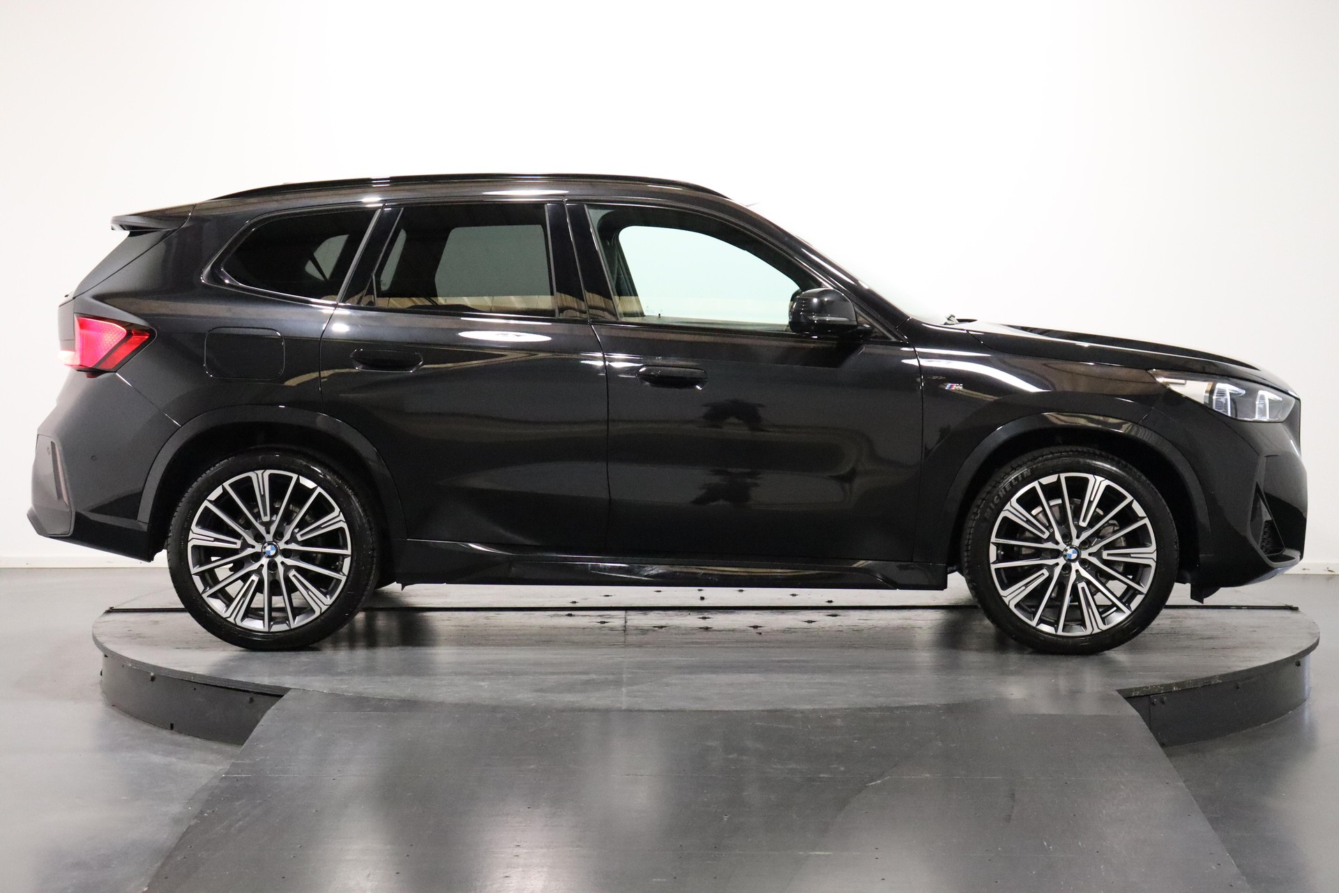 BMW X1 20i sDrive paddles-showroom-element-2