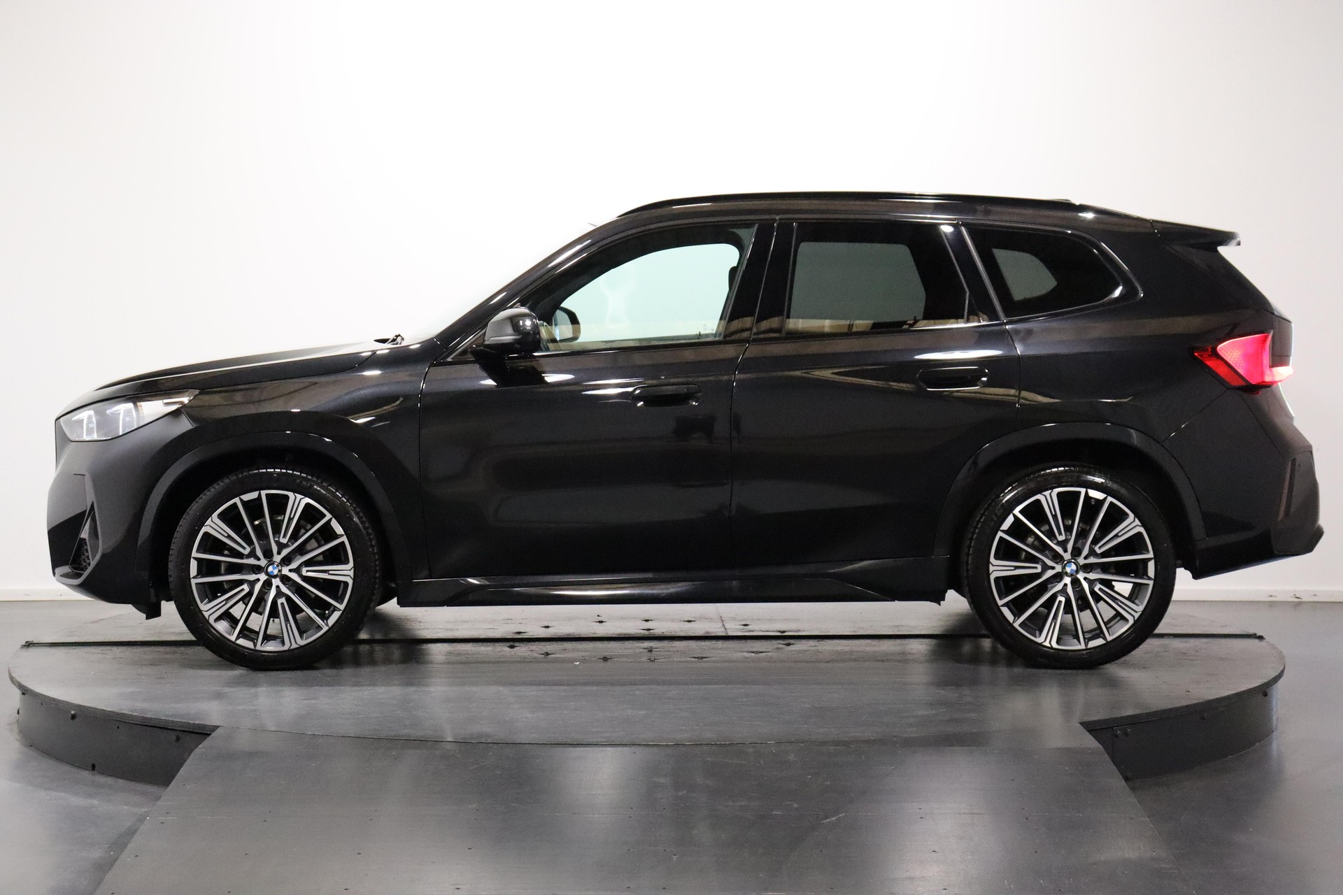 BMW X1 20i sDrive paddles-showroom-element-1