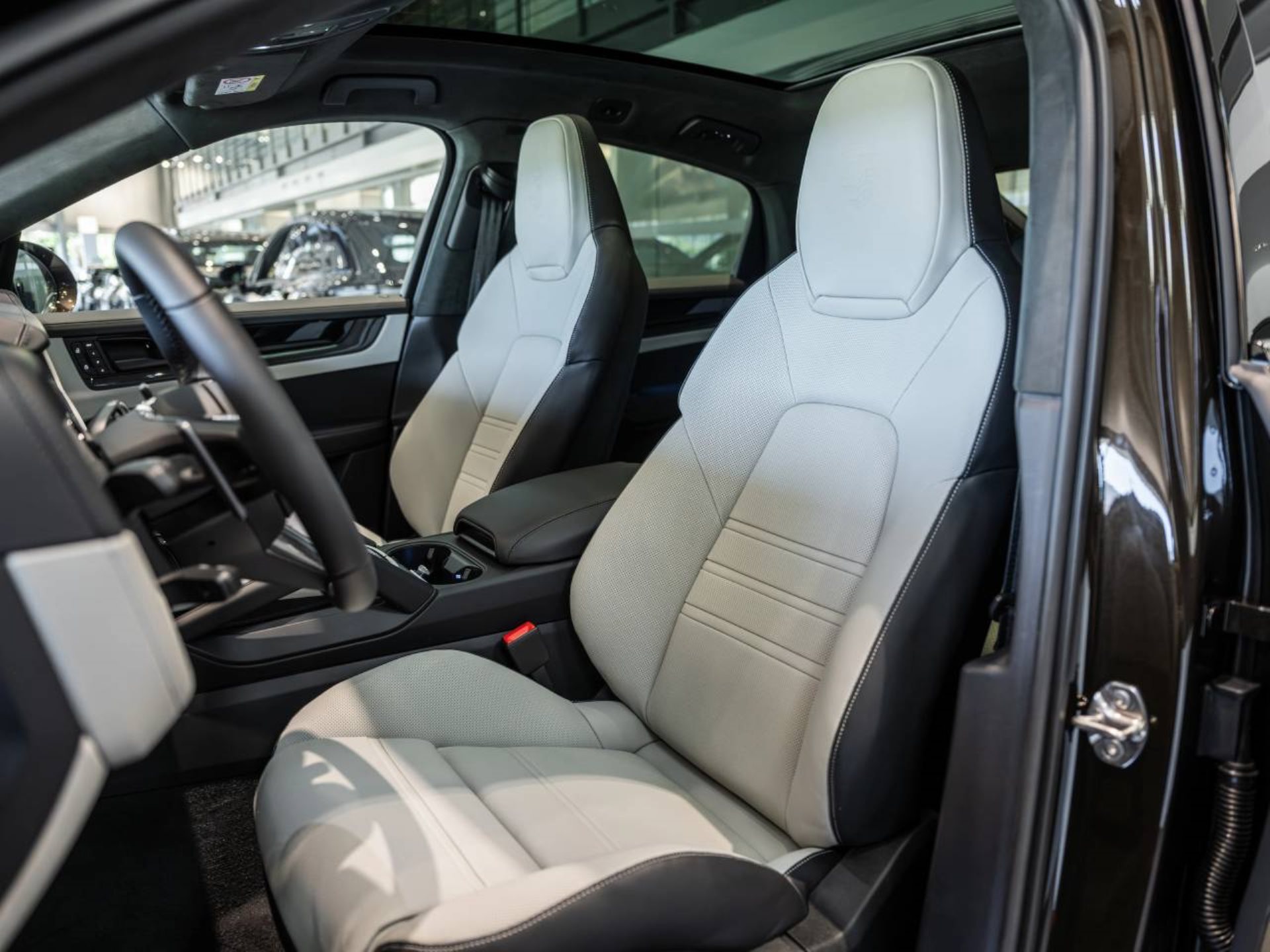 PORSCHE Cayenne GTS Coupé-image-4